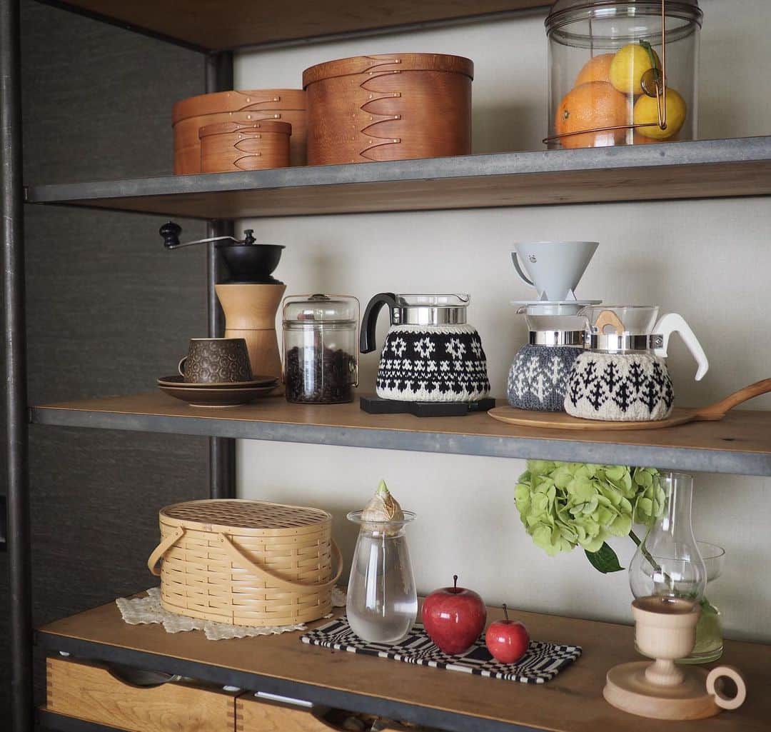 naomiのインスタグラム：「𓂃  《お知らせです 𓅼 𓆇》  webshop bowknot storeさんに coffeecozyを納品いたしました  詳しくは　@bowknot_storeさんのお知らせをご覧ください　  寒い日が続いていますが あたたかなお茶の時間に使ってくださると嬉しいです☺︎♡  どうぞよろしくお願いいたします _  #花のcoffeecozy #森のcoffeecozy #bowknotstore #珈琲道具 #コーノ式 #truckfurniture」