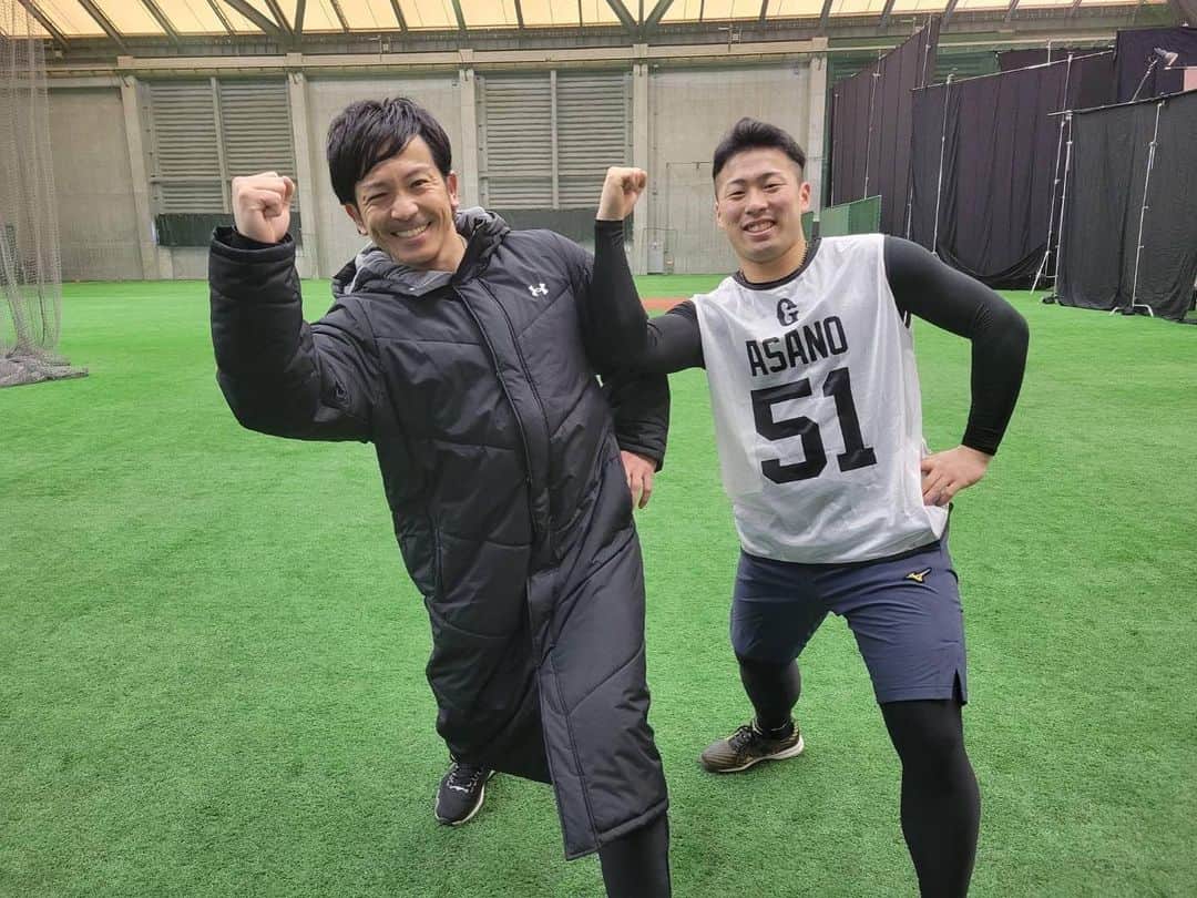 浅野翔吾のインスタグラム：「#熱男 #ジャイアンツ 今までテレビ越しでしか見た事なかった熱男ポーズを生で見ることが出来ました！熱男さんのようにどんな時でも声を出す元気な選手になりたいと思います！」