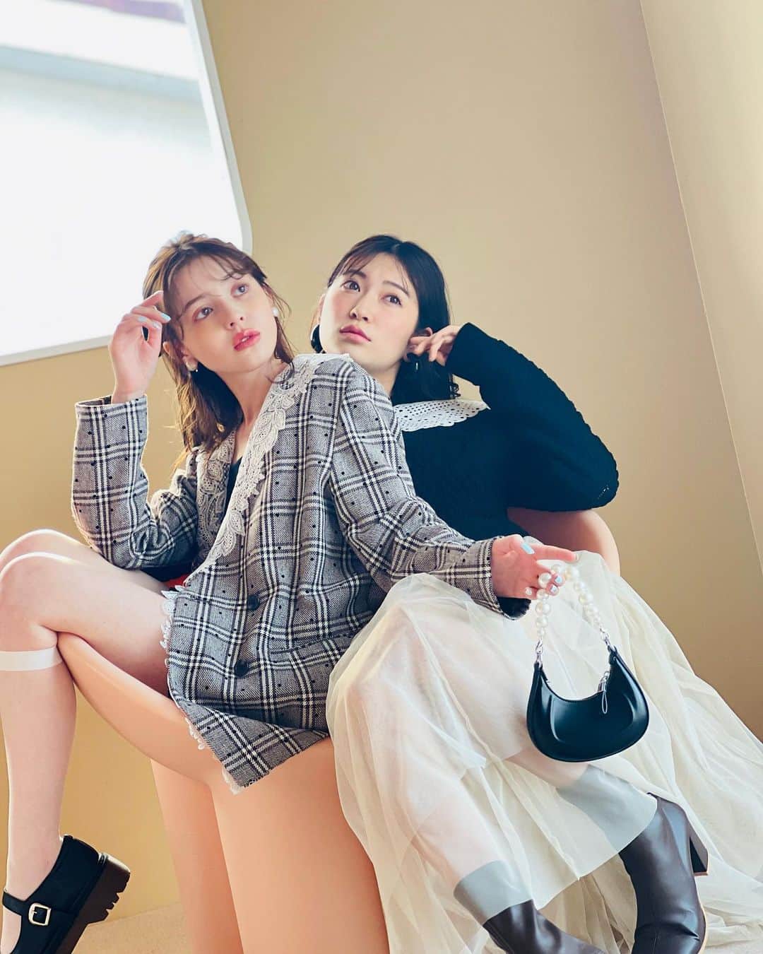 吉田朱里のインスタグラム：「@ray.magazine 発売中☺️❤️ ファッション企画💓 @katouchan と 珍しいペアショット👯‍♀️ . チェックしてね🫶」