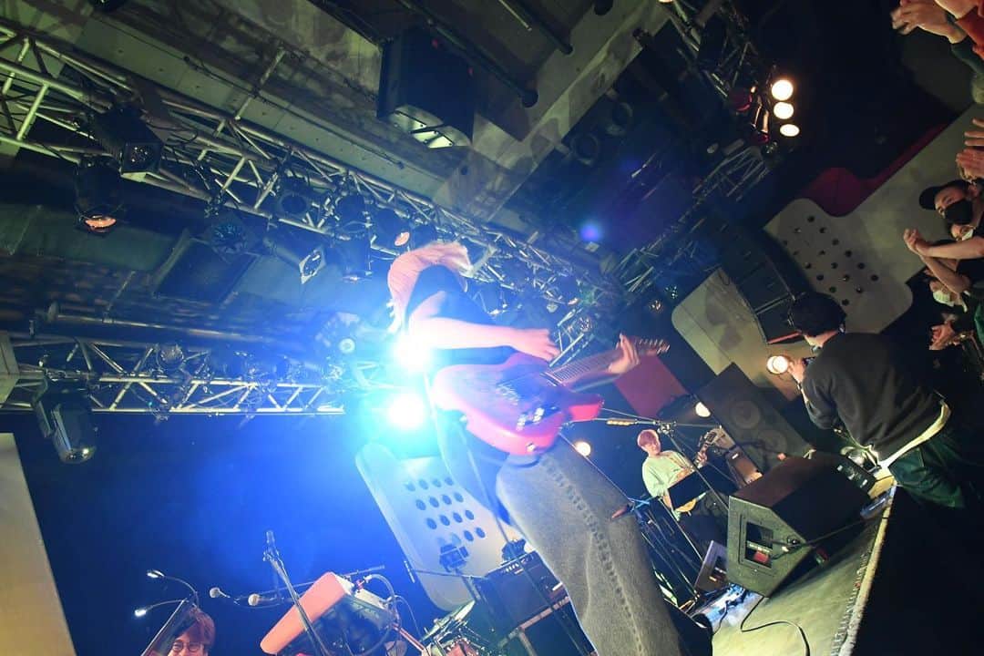 Anlyさんのインスタグラム写真 - (AnlyInstagram)「Anly〜2ROCK祭〜 at Shibuya duo MUSIC EXCHANGE   【BAND CREW】 Gt. 小川翔  @shoogawa1984  Gt. 生本直毅 Pf. 半田彬倫 @akinori_handa  Ba. 森光奏太 @sotabass  Dr. 大津 資盛 @motoshi__drums   【SETLIST】 1.Black Dog Led Zeppelin 2.Enjoy 3.Don't give it up!!! 4.CRAZY WORLD 5.DAREDA 6.IDENTITY 7.KAKKOII 8.Angel voice 9.Higher ground(Red Hot Chili peppers ver) 10.Layla(Eric Clapton) 11.VOLTAGE 12.Do Do Do 13.FIRE 14.Alive -encore- 15.太陽に笑え 16.We'll Never Die  ＝＝＝＝＝＝＝＝＝＝＝＝＝＝＝＝＝  ROCK、BLUESを聴いて育った自分のルーツと久しぶりに真正面から向かい合ってみて...  うん。やっぱり。血が騒ぐ。って感覚。  東京に出てきて様々な音楽に触れて 自分で言うのも変ですが、吸収率が高くて 日々混ざり合って、混ざり合って 今の私がいて、音楽的に凄く心地状態。  その上でルーツミュージックに触れると 以前よりもパワーが増してエネルギーに変わりました。  実は初めてEric Claptonのカバーをライブで披露しました。  正直、クラプトンは人生に溶け込んでる存在で...Coverしようという発想が今までなかったのですが...  この機会にと思い勇気出してやってみました。最高に気持ちよかったです。  今回、BAND CREWには癖強セトリに付き合ってもらっちゃいました。優しい... リハーサルもご褒美みたいな時間を過ごさせてもらって本当に感謝です。  毎年好き勝手LIVEさせてくれる Nash BOSS！感謝です！  そして一緒に過ごしてくれた皆さん 本当にありがとう！楽しかったね😊 素敵なお花スタンドやケーキ、幕も嬉しかったです🙏💐  またやろうぜ〜 そうねー...3ROCK祭？？？笑 あぎじゃびよ〜   ＝＝＝＝＝＝＝＝＝＝＝＝＝＝＝＝＝  Photo by Nash」1月24日 15時10分 - anly_singer