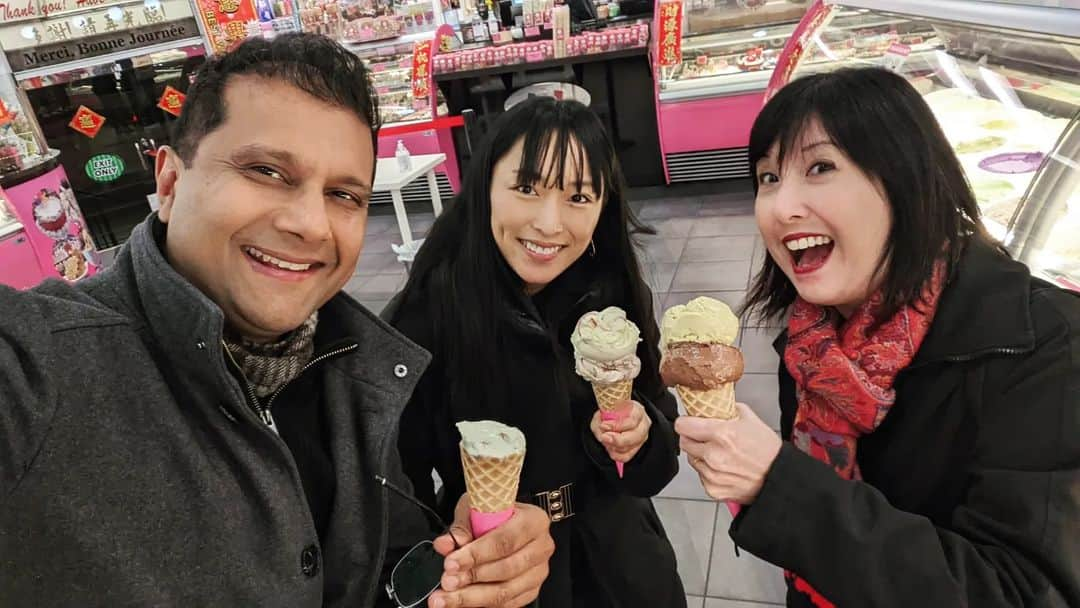 鈴木みほのインスタグラム：「Very interesting conversation about film making and acting. + Spontaneous yoga, sauna and ice cream with these amazing people ✨ I love someone who does adventurous choice of ice cream flavor. I've never heard peanut butter curry flavor and bacon chocolate flavor before 😆 🍦  映画制作をしている真っ只中の脚本家、監督、役者の観点から映画づくりと演技についての刺激的な会話、からの予定外にヨガしてサウナ行って、監督が帰った後にアイスクリーム😋グレースが選んだ味はピーナッツバターカレーとベーコンチョコレート。そんな味があったのか！甘さとしょっぱさが絶妙で２つのアイスの相性も良かったらしいよ。冒険する人好きだなぁ😄👏💕」