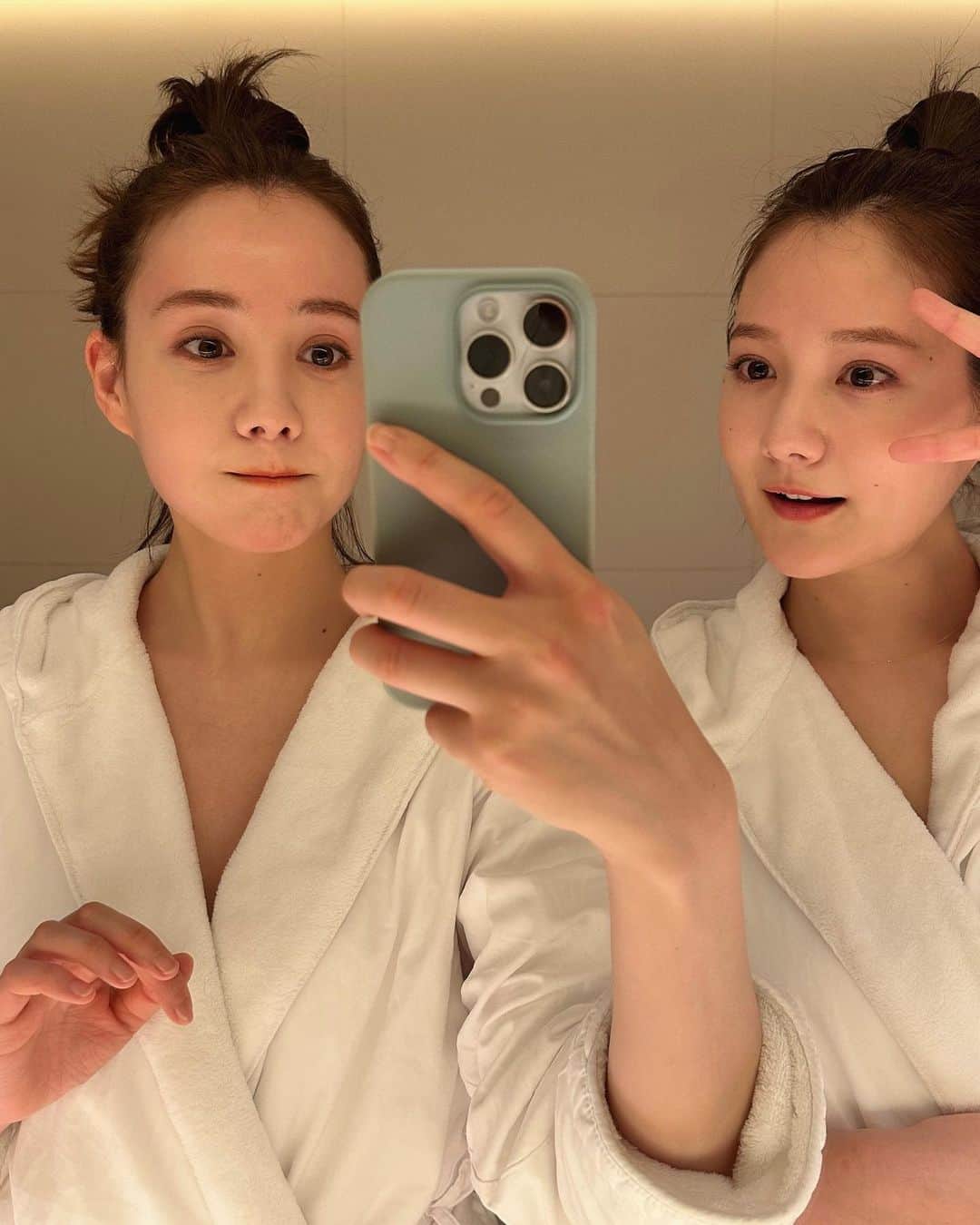 のインスタグラム：「似てるとよく言っていただけるのだけど、パーツだけ見ると結構違う。不思議だなぁ☺️  夜ごはんに行くときのヘアはルナがやってくれました♡途中からヘアメイクさんごっこ始まった。笑  ルナのパンを頬張る姿が可愛過ぎたなぁ♡  あ、因みに最後の写真は、私です。 見て見ぬふりしてください🤣☺️」