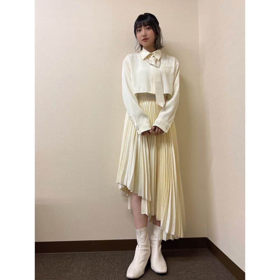 太田夢莉さんのインスタグラム写真 - (太田夢莉Instagram)「#太田夢莉jump 大阪公演でのお衣装👗 1枚目の肩紐が落ちているのはこういうデザインではございません。ただ、落ちていました。さむさんにお願いして、2日間で沢山のチュールを着させていただきました！最後の3部(3枚目)は少し雰囲気の違うものを🤫違ったテイストも持ってきてくださるのも、さすがさむさんです！ 👨🏻👕 @samukashiwagi 👩🏻💄 @chim.makeup」1月24日 15時26分 - yustagram12