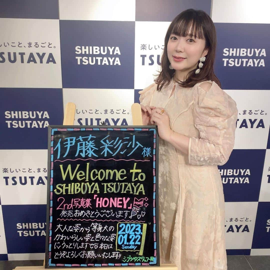 伊藤彩沙さんのインスタグラム写真 - (伊藤彩沙Instagram)「SHIBUYA TSUTAYAさんにて 発売記念イベントがありました🤍 たくさんのいつも応援してくださる皆さんにお会いできて感激でした！！ #あやさハニー よろしくお願いします！」1月24日 15時23分 - ayasacream