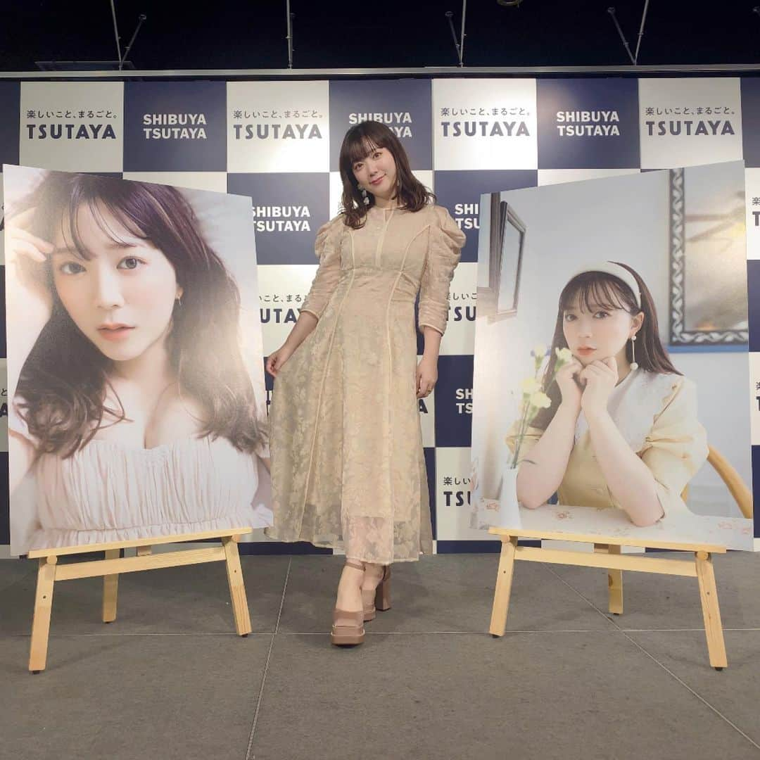 伊藤彩沙のインスタグラム：「SHIBUYA TSUTAYAさんにて 発売記念イベントがありました🤍 たくさんのいつも応援してくださる皆さんにお会いできて感激でした！！ #あやさハニー よろしくお願いします！」