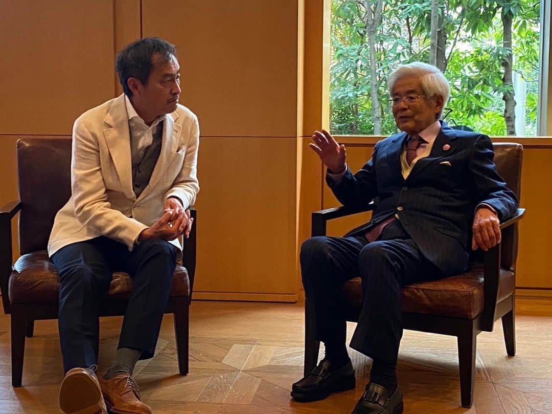 渡辺謙さんのインスタグラム写真 - (渡辺謙Instagram)「. NHKおはよう日本の取材で、養老孟司先生と対談をしてきました。 メタバースのこれからについて話したのですが、僕達エンタメにとっては未来の強敵にもなり得る物とどう共生し、活用出来るか。 中々興味深いお話でした。 2月3日、節分の日に放送です。  謙  -  I had a conversation with Dr. Takehi Yoro on the NHK Ohayo Nippon show where we talked about the future of the metaverse.  For us in the entertainment industry, the metaverse is a potential competitor, but we talked about how we can utilize it and co-exist with it.  It turned out to be a very interesting discussion.   Ken  #養老孟司 #おはよう日本 #放送は2月3日 #NHK #メタバース #metaverse #kenwatanabe  #渡辺謙」1月24日 15時33分 - kenwatanabe____