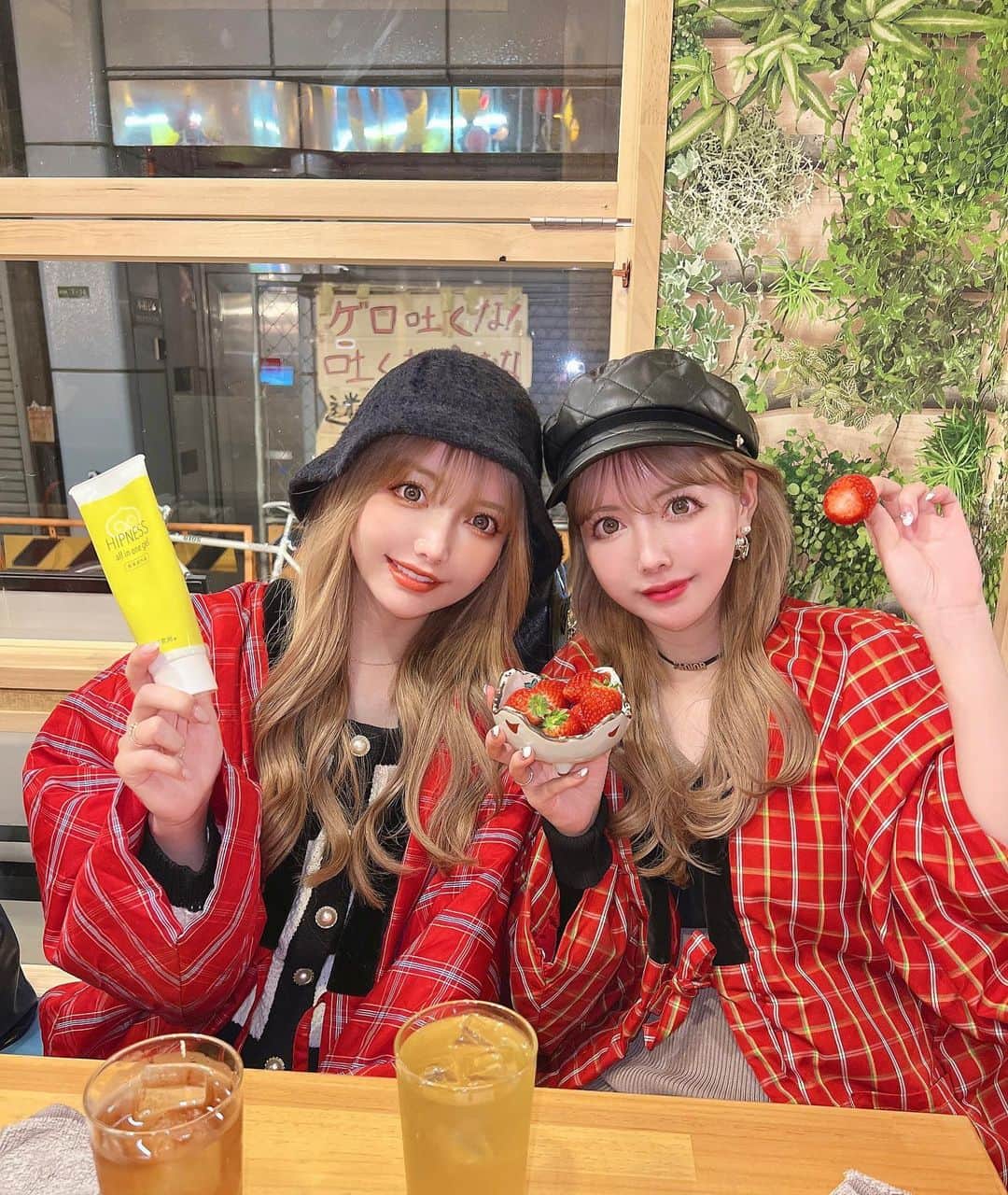 吉川ちえのインスタグラム：「【🐙🐙🐙🐙🐙🐙🐙】 . 大阪の天満で居酒屋巡りしたよ✌️ 色んなB級グルメがあって 楽しすぎた😂❤️また行きたいw 色んなお店がずらーっと並んでて 選ぶの楽しかった💓 . たまたま入った店がちゃんちゃんこ あってコタツもあって最高でした‼️😆 #大阪 #大阪旅行 #大阪天満宮  #大阪天満宮グルメ」