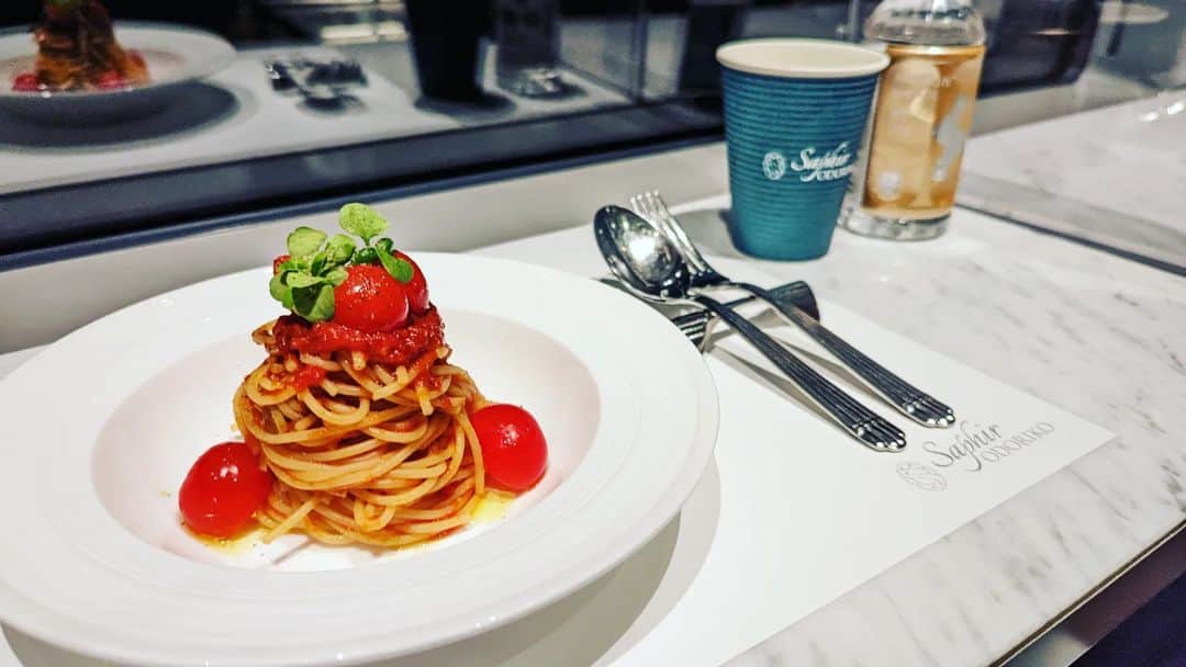 スーツのインスタグラム：「サフィール踊り子のカフェテリアで提供される料理です。量は少なめで、その割に高額（確か1200円）、20分で退店しないといけないのですが、食堂車は本当に利益にならないビジネスなので、これでもかなり良心的サービスです。 味は抜群に美味しいです。」