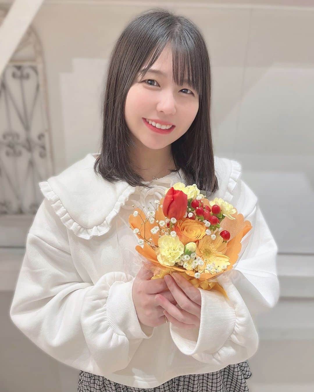のインスタグラム：「💐 ㅤㅤㅤㅤㅤㅤㅤㅤㅤㅤㅤㅤㅤ ㅤㅤㅤㅤㅤㅤㅤㅤㅤㅤㅤㅤㅤ #みんコラボ のイベントで いただいたお花＊＊＊ おうちに飾ってます〜！！ すんごく可愛い◎ お花があると見る度に嬉しい気持ちなるね☺️ ㅤㅤㅤㅤㅤㅤㅤㅤㅤㅤㅤㅤㅤ 今日も寒い、、、 これからもっと寒くなるみたいなので あたたかくして気をつけて過ごそうね＊ ㅤㅤㅤㅤㅤㅤㅤㅤㅤㅤㅤㅤㅤ ㅤㅤㅤㅤㅤㅤㅤㅤㅤㅤㅤㅤㅤ #flowerarrangement #japanesegirl # #撮影 #ビジュアル撮影 #follow #followme #舞台 #stage #actress #女優 #今井瞳」