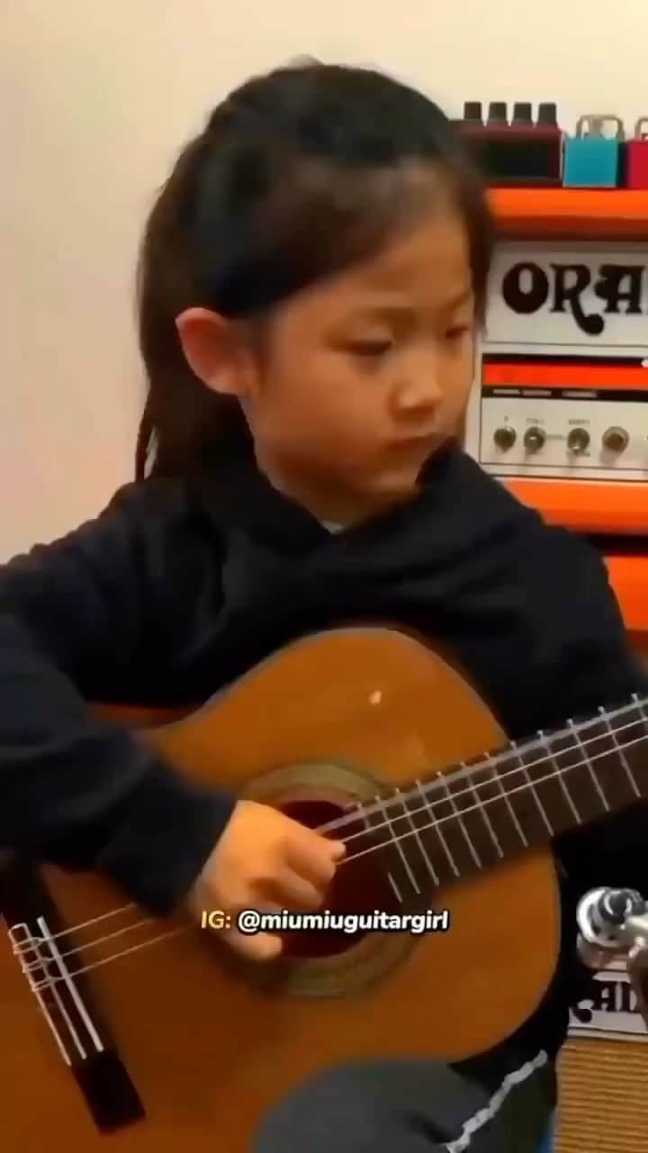 クリスタ・アレンのインスタグラム：「Omg I am totally captivated by @miumiuguitargirl ❤️ #flymetothemoon #guitar #kid #listen #talent #love」