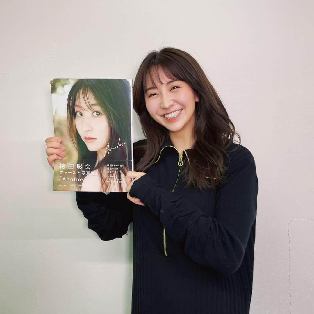 のインスタグラム：「なんと！！ 写真集『Another』の重版が決まりましたー✨✨✨ 想像以上に多くの方に手に取っていただき本当に嬉しいです☺️皆様ありがとうございます☆  そして、重版を記念して、特別にアクリルパネルを2種類販売させて頂くことになりました😲✨ どんなものかはストーリーやハイライトに載せておきますので、ぜひ見てみていただけたら嬉しいです💐 2/13(月)までの限定受注生産になります🌻  さらに多くの方の元に写真集が届きますように☆  #袴田彩会写真集  #ワニブックス #笑うと目がなくなる」