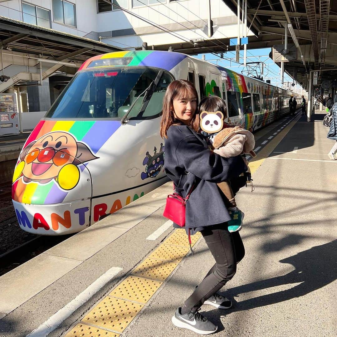 花岡維生のインスタグラム：「アンパンマン列車🚃 アンパンマンは今までそんなにハマることなくきた息子だけど、列車となると話は別のようで🤣w 全国の電車の本を見て乗りたいと言っていたので、すごくテンション上がってた！喜んでもらえてよかった🫶🫶🫶 中のシートもアンパンマン仕様なのはかなり数が少ないので、予約取れてよかった💓 #アンパンマン #アンパンマン列車 #電車好き #2歳男の子 #男の子ママ #子連れ旅行」