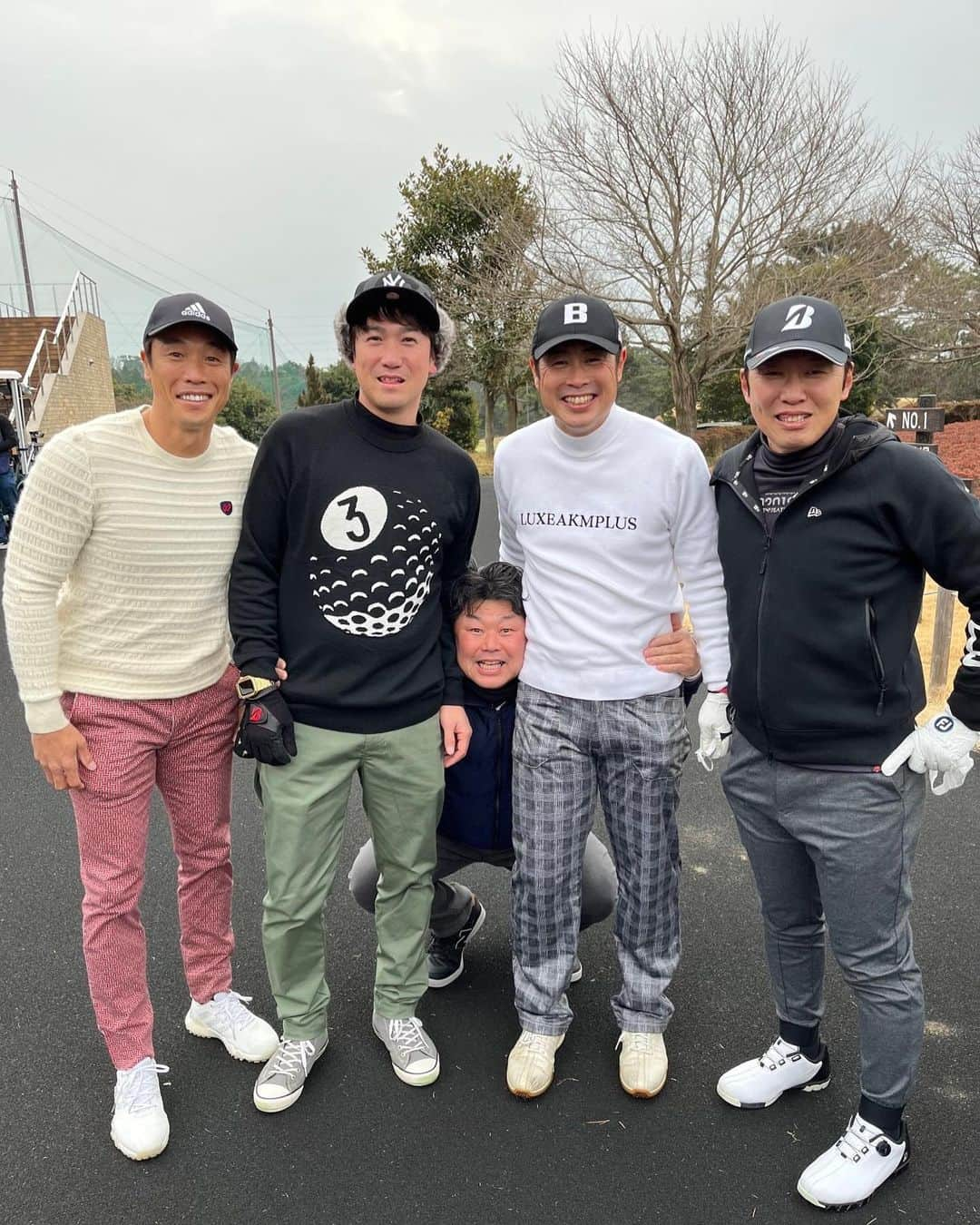 鈴木尚広のインスタグラム：「今日の一枚⛳️💪  デーブさんを探せ！！👀  #デーブ大久保コーチ #村田善則コーチ #亀井善行コーチ #山口鉄也コーチ #ゴルフ #飛ばし屋大久保コーチ #インスタ番長 #喋りも番長」