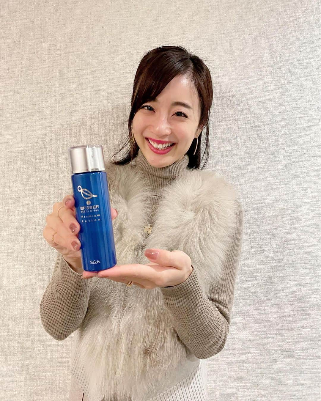 遥羽ららのインスタグラム：「.  プレミアムローション 100ml✨  以前ご紹介したWasser様の美容液が敏感肌の私の肌にも優しく浸透してくれてとても良かったので、プレミアムローションも使ってみました‼︎ 朝専用のオールインワンで、バタバタと時間がなく忙しい朝でもこれ一つでしっかりお肌を整えてくれて乾燥しているこの時期でも一日中しっとり感が続いてくれます👏 美容液と同様、完全無添加なのでお子様がいる方にもオススメです‼︎ そしてなにより前回同様、敏感肌の私でも刺激なく安心して使えるので、お肌が弱い方にもオススメです‼︎ 興味のある方いらっしゃいましたら、今回もキャンペーンをしているみたいですのでこの機会にぜひ☺️  ●プレミアムローション 100ml https://store.wassershop.jp/product/detail/8  【キャンペーン】 1月中はこちらの画像のリンクからプレミアムローションを購入すると、更にもう1本もらえるお得なキャンペーンを実施中♪ ※「遥羽ららのインスタを見た」と注文時メモ欄に入力をお願いします。  #wasser#バッサ#高濃度水素イオン水#オールインワン#乾燥肌対策#乾燥肌の味方#乾燥肌ケア#無添加#オイルフリー#pr」