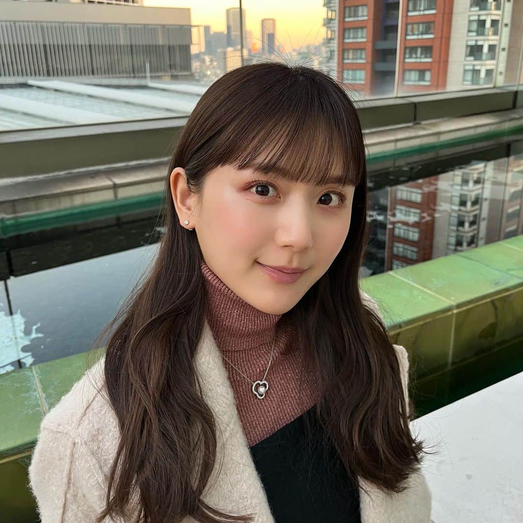 ひよんのインスタグラム：「💇🏻‍♀️💓  暗めの色が最近の気分❤️‍🔥 いつも言ってる気がする。笑  #ひよん #ひよんヘアー」