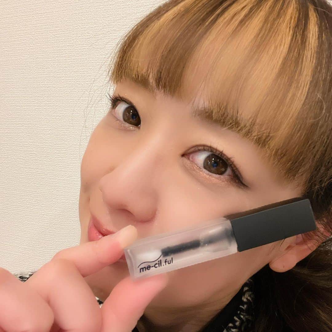 彼方茜香のインスタグラム：「mecilful♥ まつ毛のケアアイテム·͜· ♡ 最近使いだしたけどまつ毛ケアも大事！ しっかりまつ毛を育てて綺麗なまつ毛キープして行きます!! チップタイプなのでしっかりまつ毛に塗る事が出来て楽やし、つけた後のベタベタ感も何もなし♪ ケアアイテムは「プレゼントされて嬉しい物リスト」にランクインするから皆さんもチェックしてみてくださいね✅ @me_cil.ful #mecilful #ミチルフル #アイラッシュセラム  #まつげ美容液 #まつ育 #まつ毛ケア #歯髄幹細胞 #不死化 #不死化ヒト歯髄幹細胞培養液 #ヒト幹細胞コスメ #まつげパーマ #幹細胞」