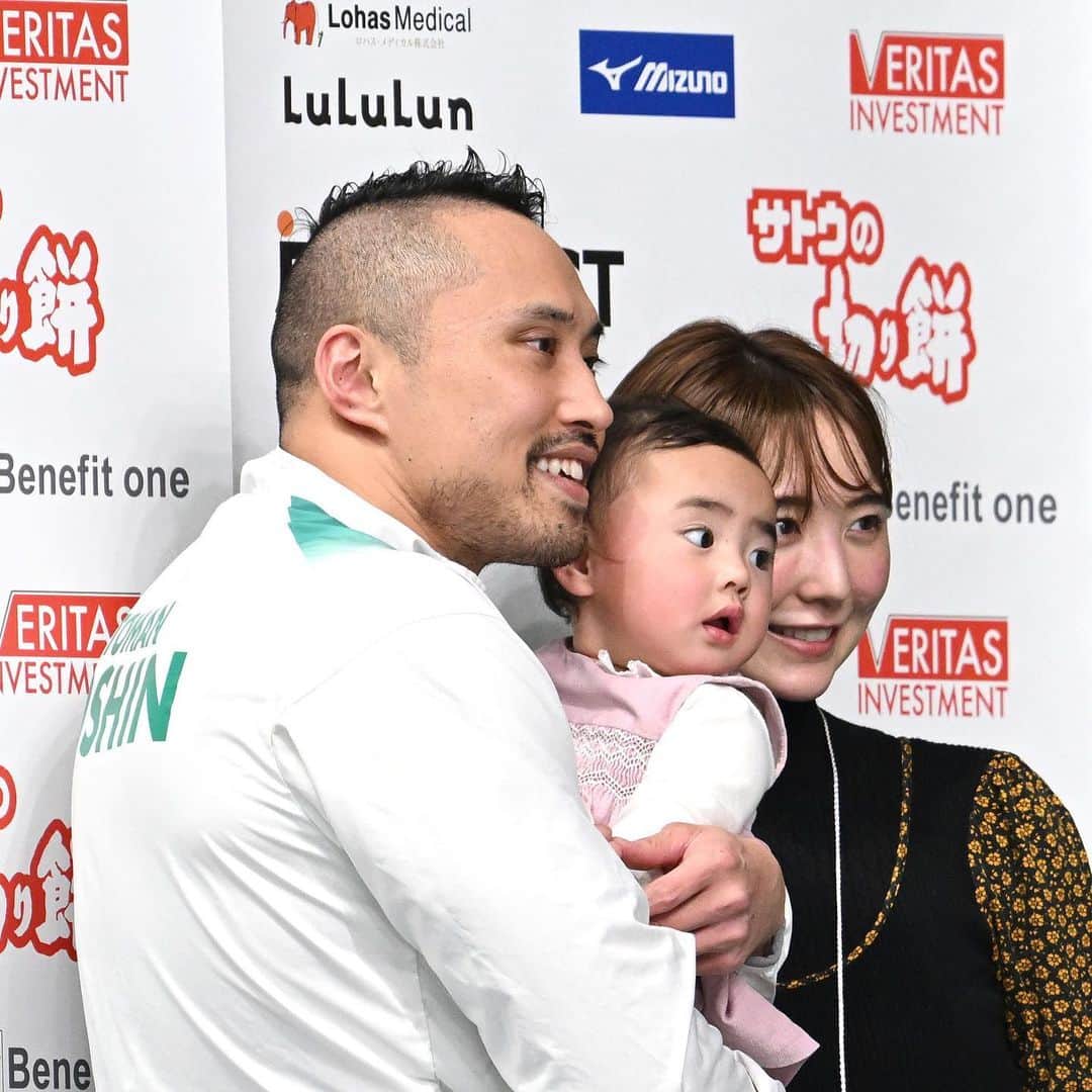 のインスタグラム：「🏊‍♂️ はじめてパパの応援に📣✨  びゅーん！と泳ぐ姿に 娘は大興奮でした😂❤️  これからもたくさん応援いきたいね🇯🇵  📸: HIROYUKI NAKAMURA @picsport_japan」