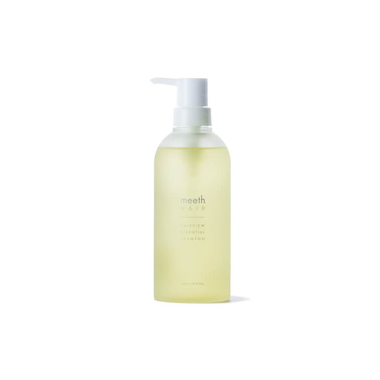 のインスタグラム：「《 2023/1/25(水) 12:00 先行販売開始 》 ＿＿＿＿＿＿＿＿＿＿＿＿＿  HAIRVIEW ESSENTIAL SHAMPOO & TREATMENT ＿＿＿＿＿＿＿＿＿＿＿＿＿ 　 頭皮もお肌の一部。スキンケアブランドだからこそ頭皮ケアに着目したシャンプー。もちろん髪のケアもこのシャンプーでバッチリ。ふわふわな泡で保湿しながらすっきりと洗い上げます。 　　 ■ ヘアビューエッセンシャルシャンプー 容　量：500mL 価　格：6,160円 (税込)  ■ ヘアビューエッセンシャルシャンプー　リフィル 容　量：500mL 価　格：5,610円 (税込) 　 　 頭皮から毛先までケアし、美髪を叶えるトリートメント。 髪だけに着目せず、その土台となる頭皮にもアプローチします。毛先だけでなく頭皮にも、たっぷり塗ってみてくださいね。  ■ ヘアビューエッセンシャルトリートメント 容　量：500mL 価　格：6,160円 (税込)  ■ ヘアビューエッセンシャルトリートメント　リフィル 容　量：500mL 価　格：5,610円 (税込) 　 　 《 meeth store 先行販売 》 2023/1/25(水) 12:00 〜 2023/1/27(金) 23:59 *meeth storeにて定期購入ご契約中の方のみ *おひとり様 各1点まで 　 《 meeth store 通常販売 》 2023/2/1(水) 12:00 〜 *おひとり様 各1点まで 　 《 店頭販売 》 2023/1/25(水) 〜 * meeth touch up labの営業スケジュールは @meeth_touchuplab をご確認ください * meeth marunouchiの営業スケジュールは @meeth_marunouchi をご確認ください 　 　 ■ 商品の発送に関しまして 現在、広い範囲での猛烈な吹雪等の影響により商品のお届けに遅延が生じる見込みとなっております。また、弊社出荷元倉庫の地域ではすでに荷物の集荷を停止しておりますため、本日(1/24)時点において、発送ができない状態でございます。明日以降の発送再開目処につきましては、随時最新情報を更新いたします。お客さまには大変ご迷惑をおかけいたしますが、何卒ご了承いただきますようお願い申し上げます。 　 #meeth #ミース #meethhair #shampoo #hairtreatment」