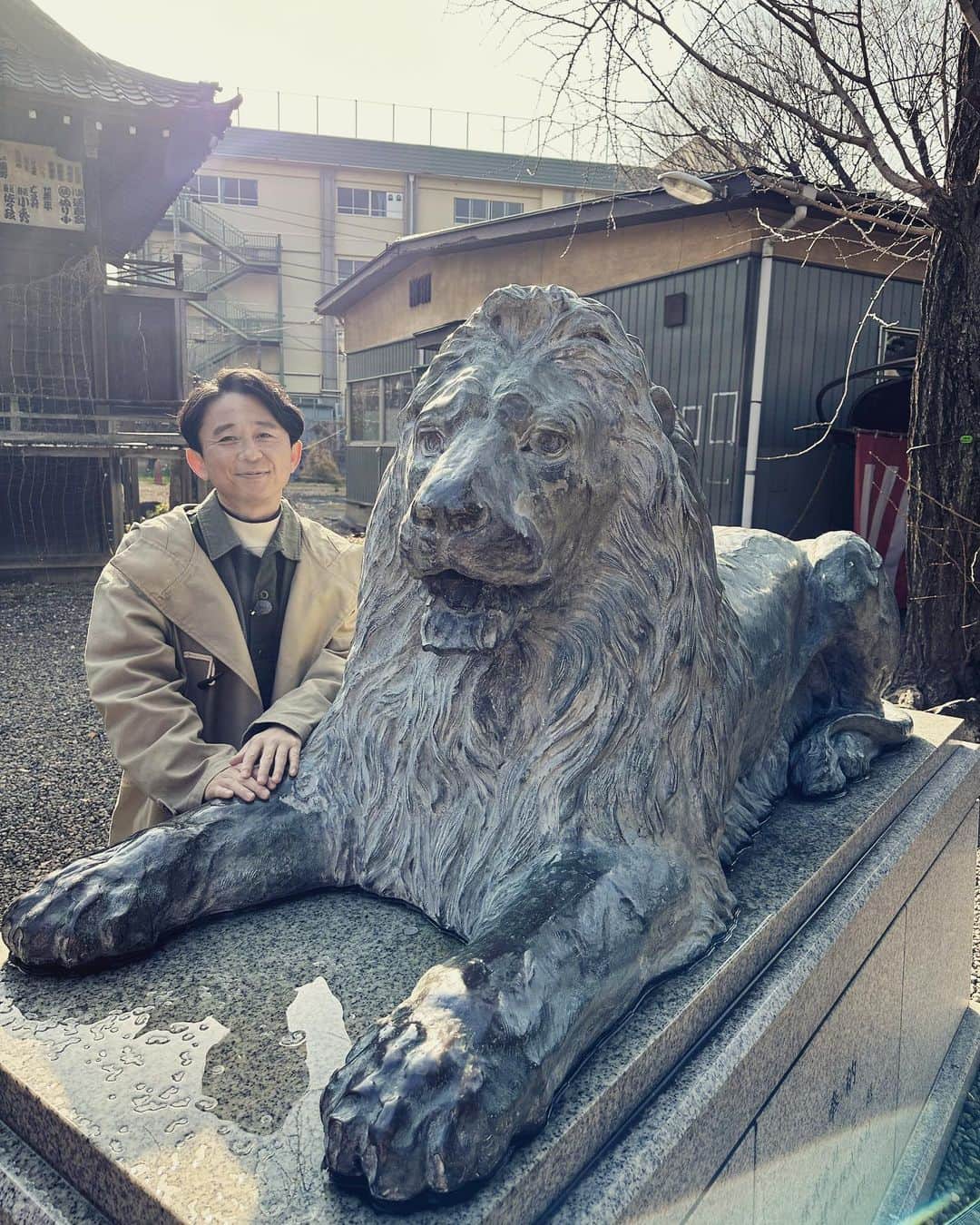 有吉弘行さんのインスタグラム写真 - (有吉弘行Instagram)「オバショット。 立派な獅子と一枚パシャリ。 百獣の王とはいえお肉ばかり食べていては体調が心配よ。息子のように接してしまい反省×2の有吉おばさんでした。。  #オバショット」1月24日 18時09分 - ariyoshihiroiki