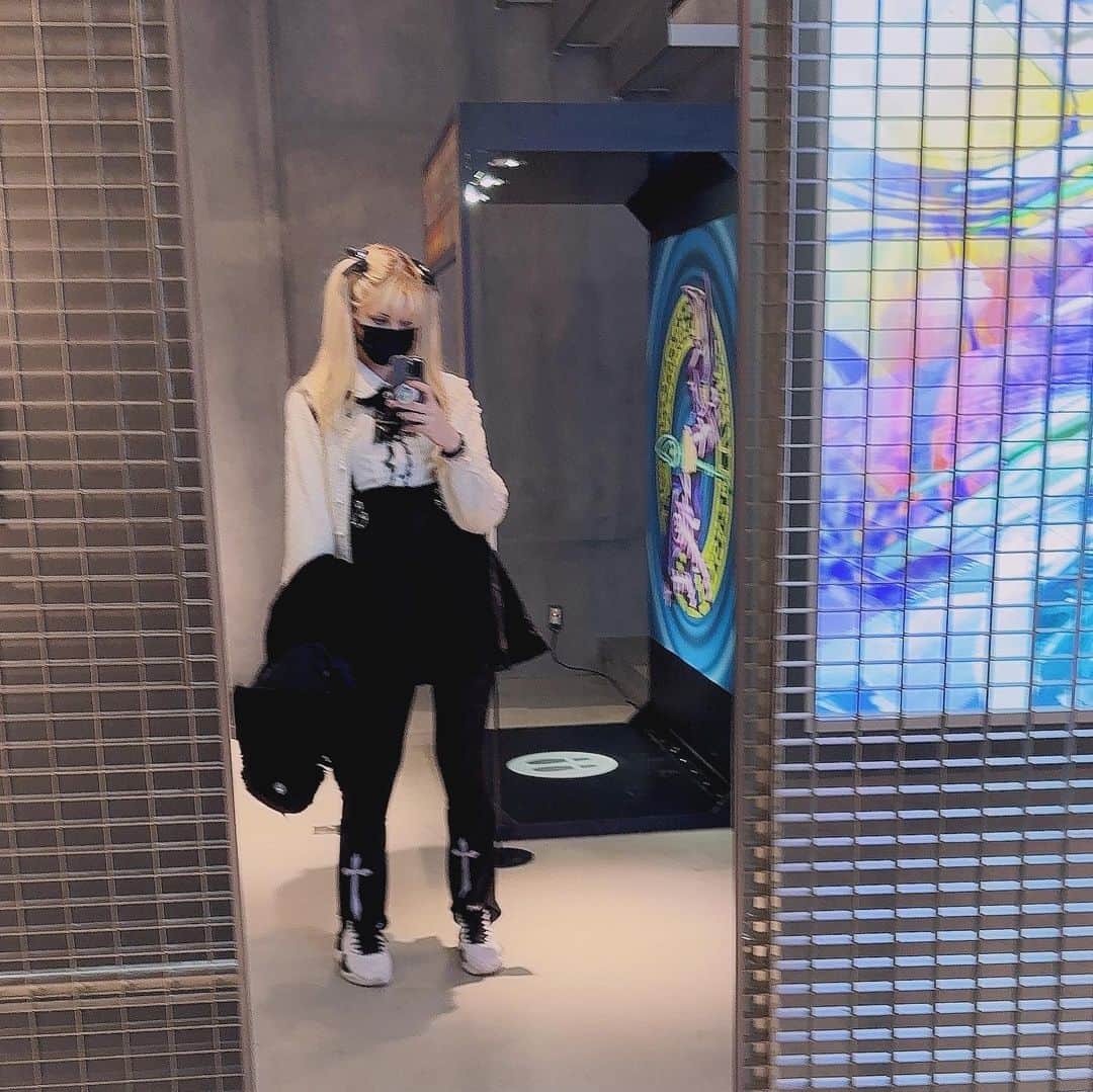 Hirari Ann（ヒラリー アン）のインスタグラム：「I’m in heaven 😭💓   #yugioh #adidas」