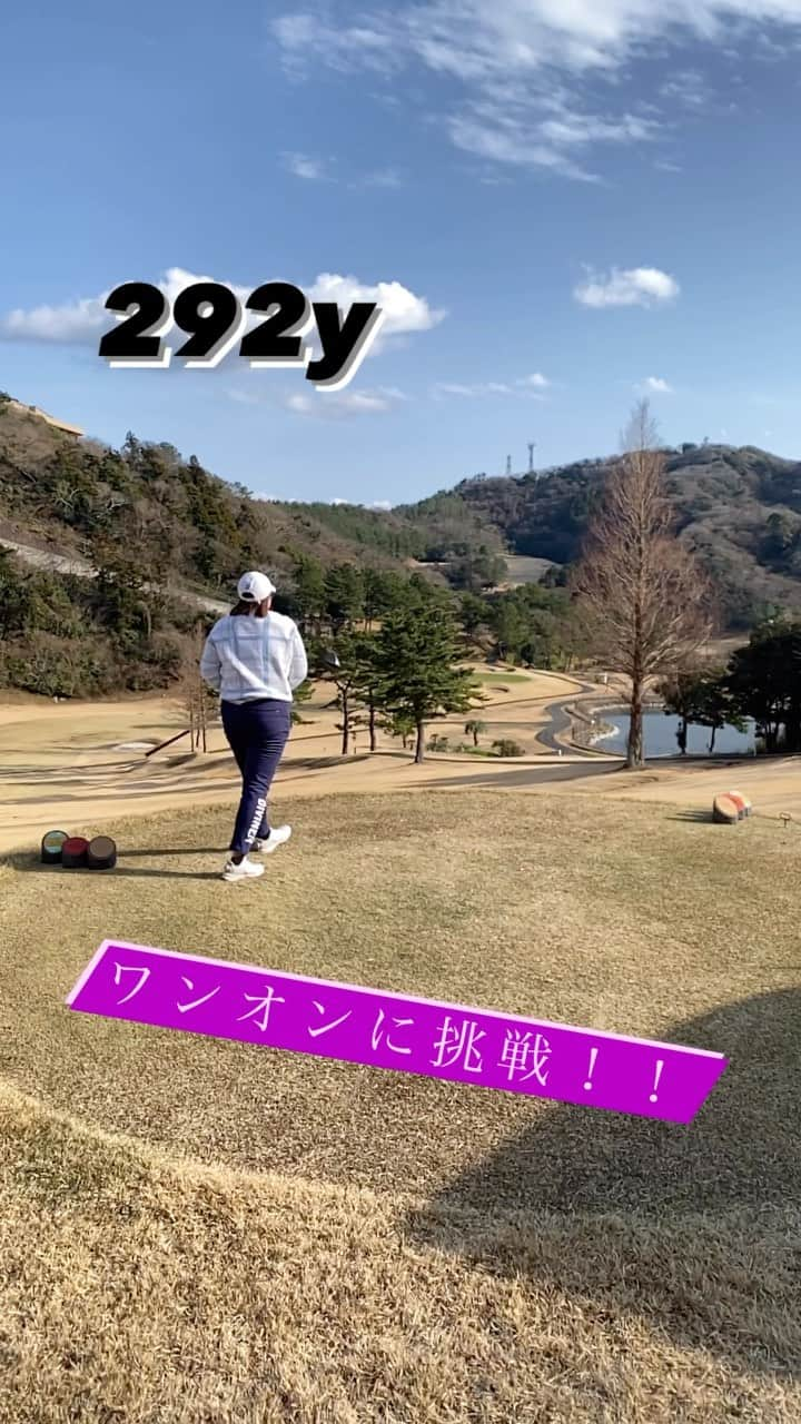 河野杏奈のインスタグラム：「. 292Yのティーグラウンドから ワンオンチャレンジしました🏌️‍♀️🏌️‍♀️  結果は、グリーン右横でした！ グリーンには届いていたものの… 右からの横風読み過ぎ🌬🍃  またリベンジします🔥🔥  寒い日が続きますが、 皆さまお身体に気をつけてお過ごしください🥶🥶  #ワンオンチャレンジ#ドライバーショット#スイング動画#ドライバー#1W#ゴルフ#ドラコン#divinergolf#ゴルフウェア#株式会社小泉#イースタンリアルエステート#coreforce#brigestone#9999」