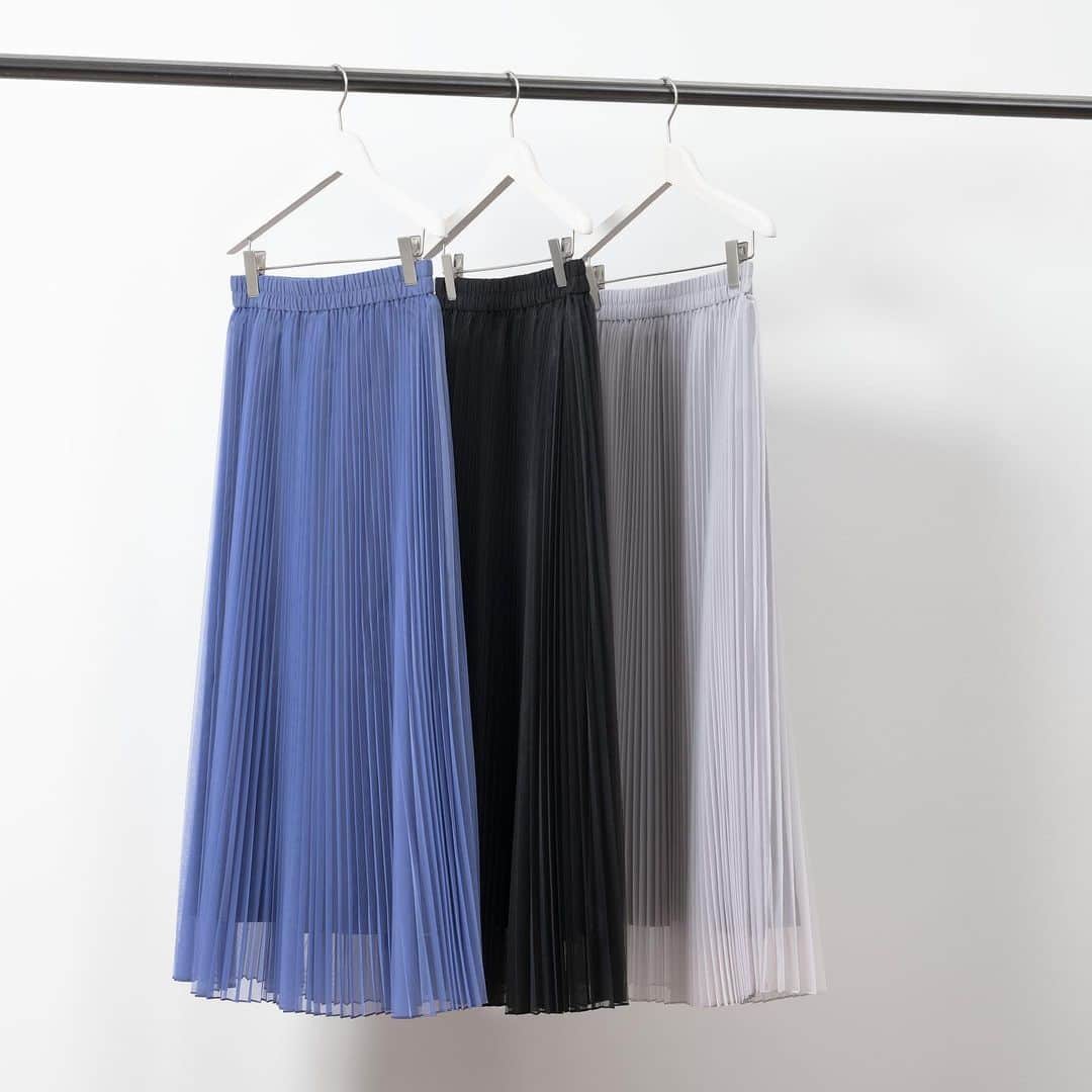 PLST（プラステ）さんのインスタグラム写真 - (PLST（プラステ）Instagram)「"今週入荷の新作をPICK UP！" コーディネートに抜け感をプラスするチュールスカート。 今から春まで長く着られる、シーズンレスなスカートにブルーと淡いグレーの新色が登場♪  ウエストゴム仕様でストレスフリーなはき心地なのも嬉しいポイント。  ブラウスやニットを合わせてキレイ目にも、パーカーやスウェットを合わせてカジュアルなスタイリングにもおすすめな優秀アイテムです。  🏷チュールプリーツロングスカート ¥12,000（tax in） ※ブルーの全店販売は1月26日（木）です。  #PLST #プラステ #プラステコーデ #PLSTコーデ #トレンドアイテム #トレンド  #きれいめカジュアル #プリーツスカート　#チュールスカート」1月24日 18時55分 - plst_official