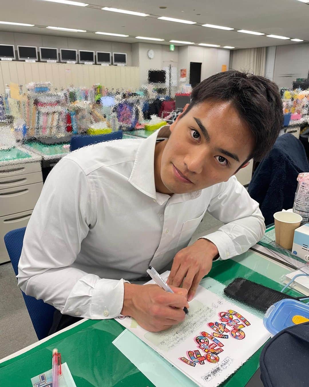 フジテレビアナウンサーのインスタグラム：「新美です🙋🏻‍♀️ 何やら真剣に机に向かうやまけん… と思ったら、ちぃーさい文字で やるきいっぱいメッセージを書いていました✍️ 他の出演者にも配られる その日の"ぽかぽか"の進行台本の表紙に印刷されるそうです😲 何を書いたのかは見せてくれませんでした😂が、 なんだか交換日記みたいで心がぽかぽか〜🫶 一生懸命頑張るやまけんは水曜日担当🟦 ぽかぽか、観てくださいねえ〜  #ぽかぽか  #山本賢太 #フジテレビアナウンサー」