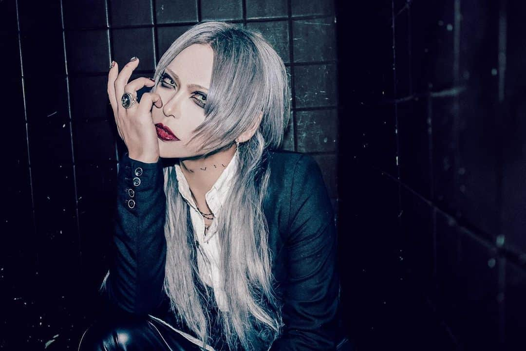 Aryuのインスタグラム：「ARYU ソロプロジェクト  「THE DEVIL INSIDE」  アーティスト写真公開  1st Digital single Release! 『AGEHA.』 https://linkco.re/7Es3e0cy」