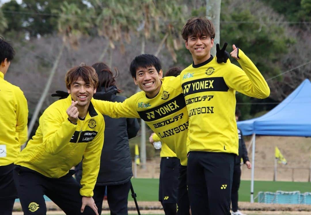 山田康太のインスタグラム：「順調にやってこれてる鹿児島キャンプ💪 ユニホームの予約も始まったそうなのでぜひ11番を🟡⚫️ #キュンが大好きけいた君と #鬼の身体能力のえいちゃん」
