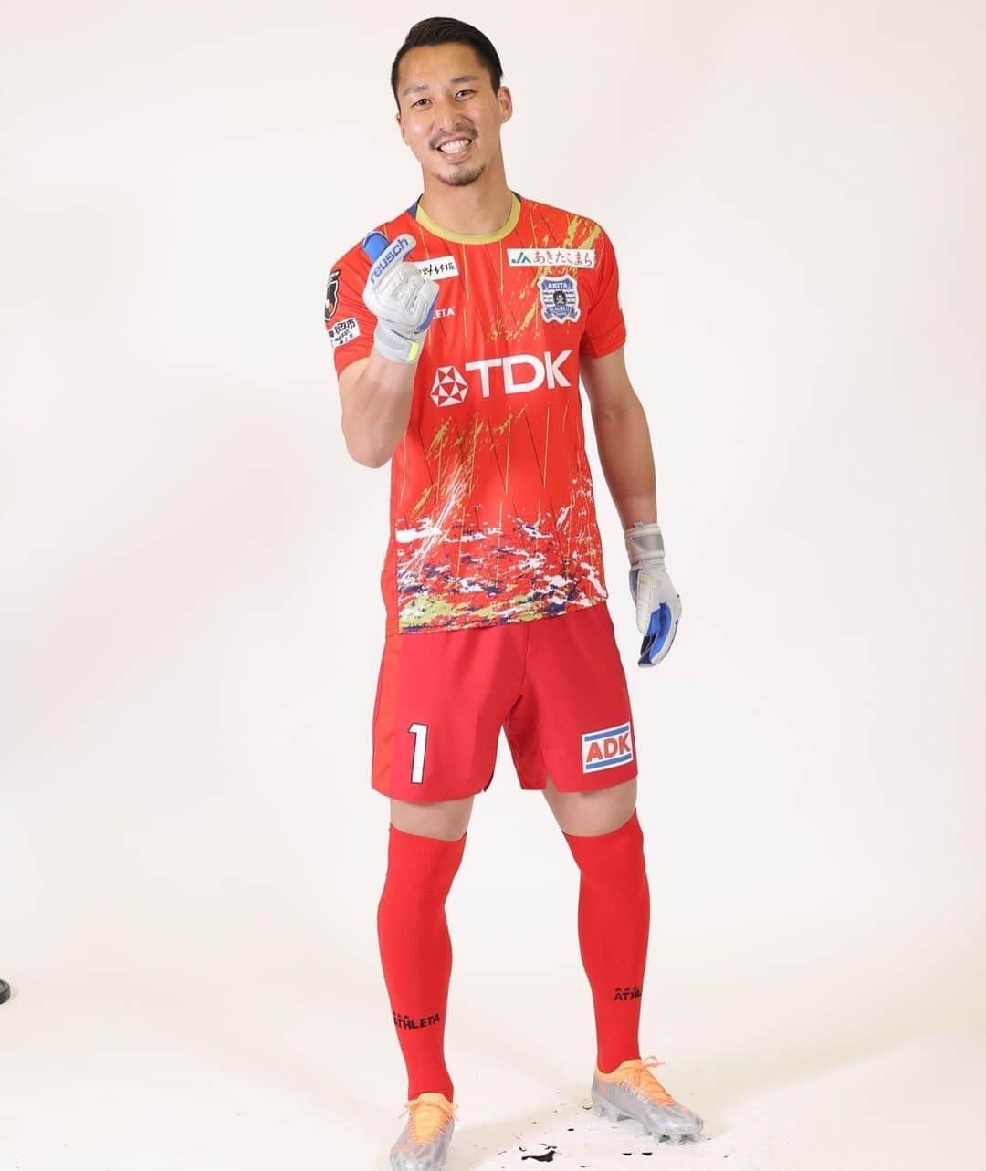 山田元気さんのインスタグラム写真 - (山田元気Instagram)「・ 2023season Uniform shoot 📸  今シーズンより#reusch 様のグローブを付けて闘います。 デザイン、フィット感、グリップ、 どれも最高のグローブです！ #reusch のグローブと共に全力で秋田のゴールを守ります！  #ブラウブリッツ秋田 #シン・秋田一体 #山田元気  #reusch」1月24日 18時58分 - yamada_genki33