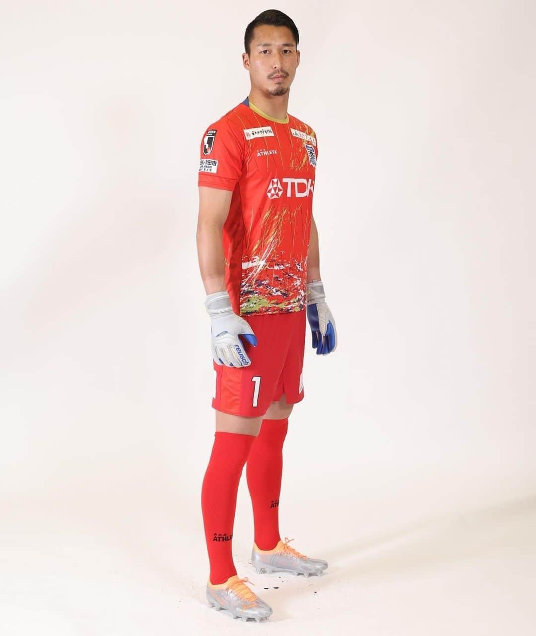 山田元気さんのインスタグラム写真 - (山田元気Instagram)「・ 2023season Uniform shoot 📸  今シーズンより#reusch 様のグローブを付けて闘います。 デザイン、フィット感、グリップ、 どれも最高のグローブです！ #reusch のグローブと共に全力で秋田のゴールを守ります！  #ブラウブリッツ秋田 #シン・秋田一体 #山田元気  #reusch」1月24日 18時58分 - yamada_genki33