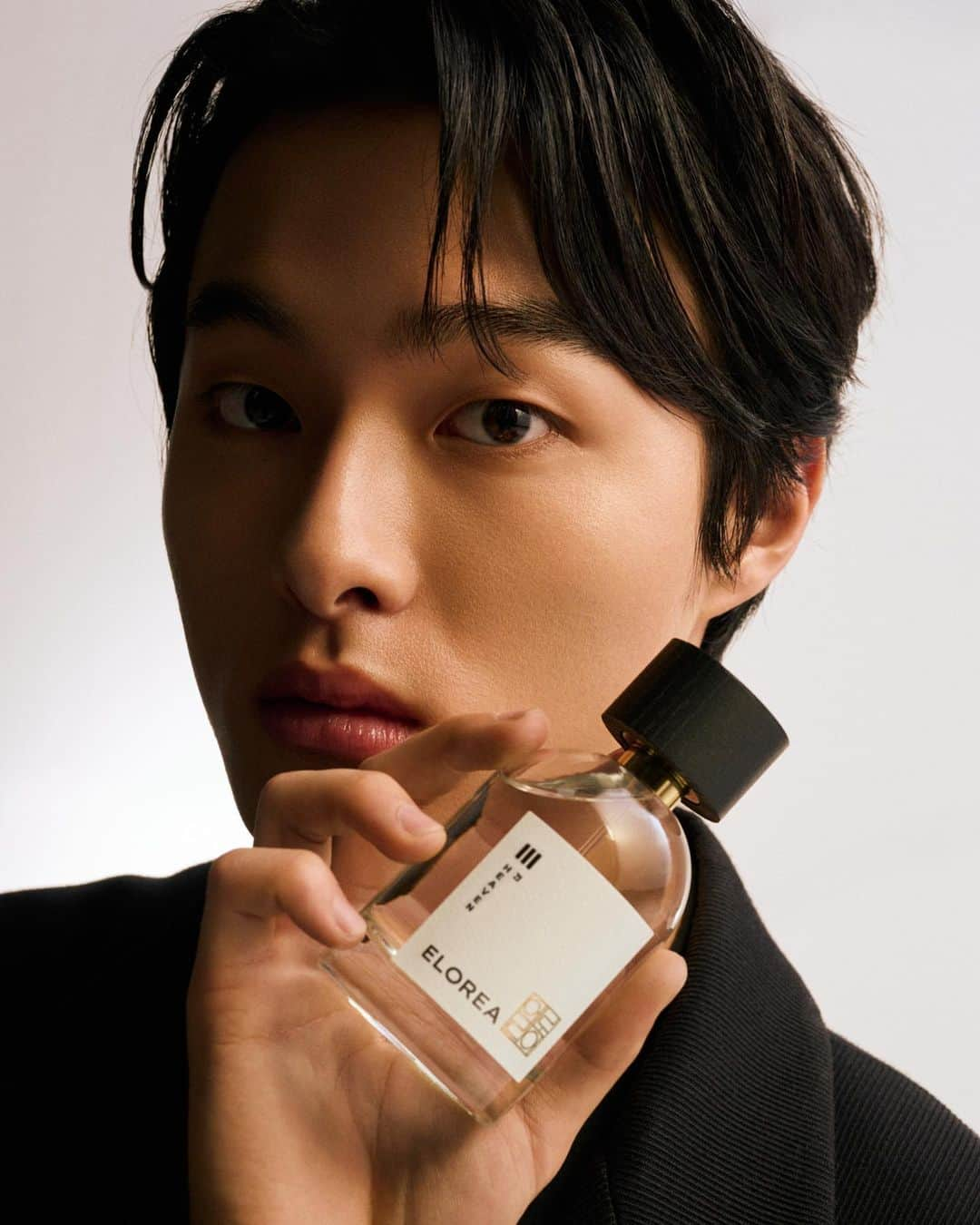 ユン・チャンヨンさんのインスタグラム写真 - (ユン・チャンヨンInstagram)「Elorea Heaven 🌼👍  @elorea  is a luxury brand inspired by Korea’s rich history of fragrance and lifestyle. Their mission is to capture, preserve and share the stories of Korean heritage. I had the pleasure of being their first global ambassador, modeling for their premier fragrance collection, ‘The Elements’. - #ELOREA #fragrance #Eaudeparfum #perfume #perfumecollection #yoonchanyoung #향수 #향수광고」1月24日 18時58分 - yooncy1