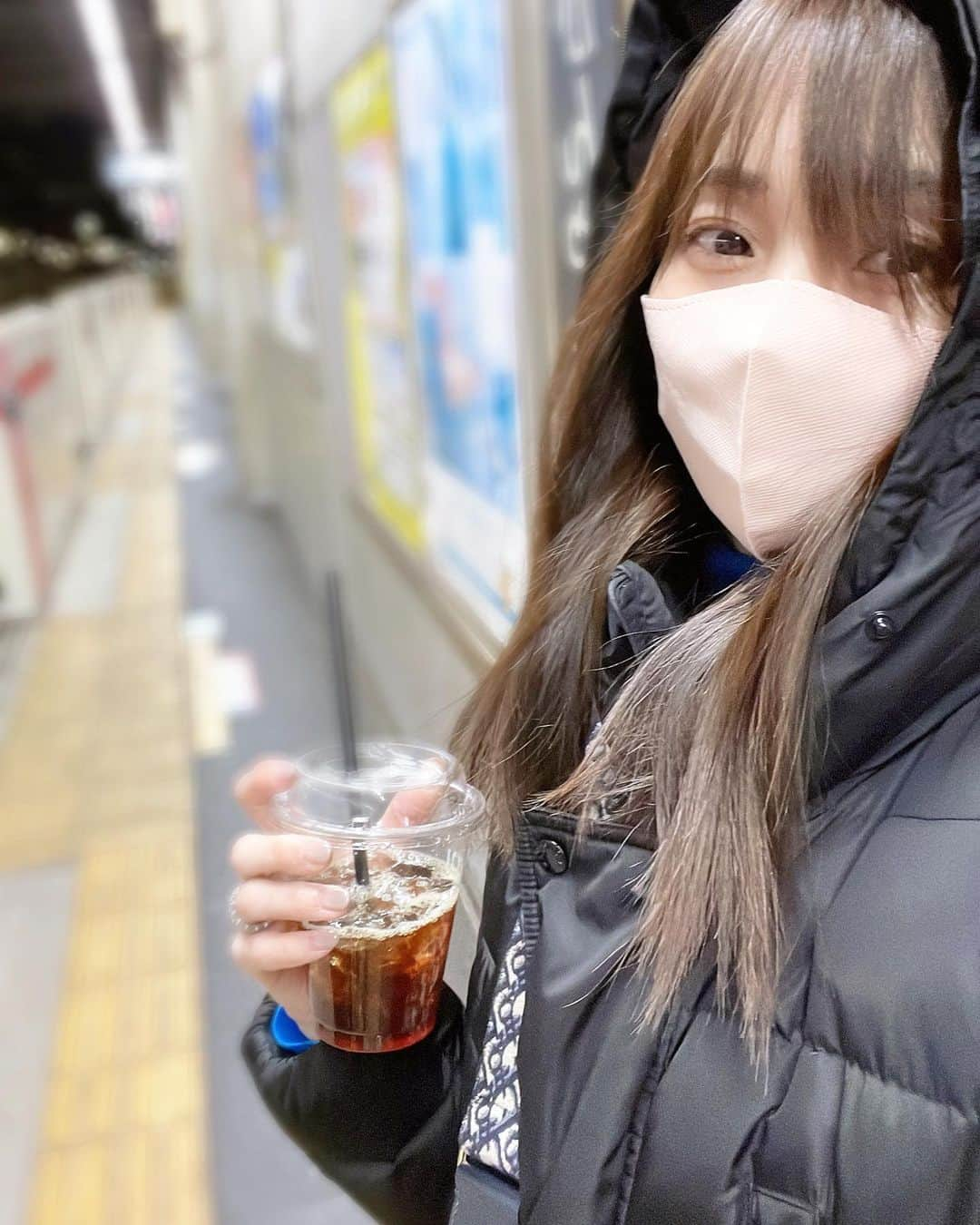 阪井あゆみのインスタグラム：「極寒でもアイスコーヒー派。 目が覚める覚醒法🫢 おはようございます‼︎  久しぶりに早朝電車に乗って撮影です⛄️ みなさまも足元に気を付けて、 暖かくしてお出かけください🤍  #電車は通常運転 #極寒でもアイスコーヒー #爽快です #素敵ないちにちのはじまり  #行ってらっしゃい」