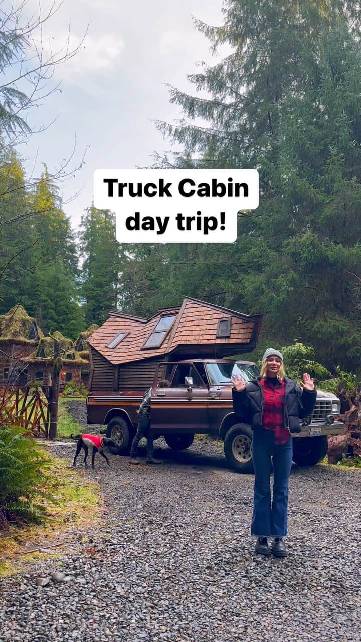サラ・ジーン・アンダーウッドのインスタグラム：「Truck Cabin day trip with @jacobwitzling and the doggies 🫶🏻 . #roadtrip #pnw #vanlife #camper」