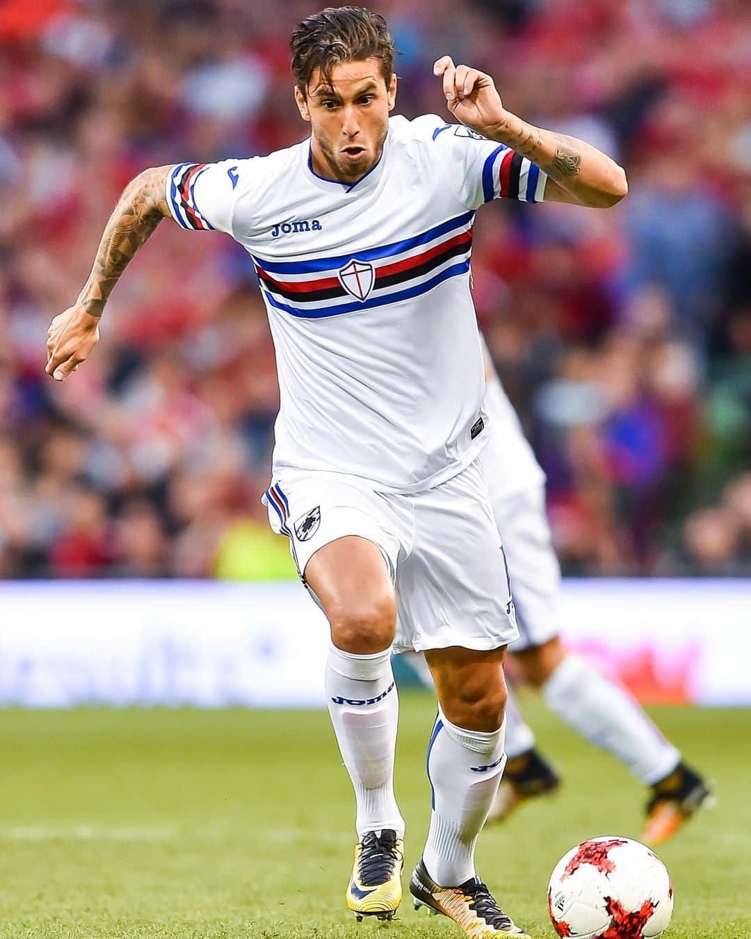 リカルド・アルバレスのインスタグラム：「@sampdoria un bell’ricordo di una squadra che porto nel cuore e una città bellisima con gente che ci hanno fatto sentire a casa. 🔵⚪️🔴⚫️⚪️🔵. Un lindo recuerdo de un club que llevo en el corazón y una ciudad hermosa con gente que nos hizo sentir como en casa.」