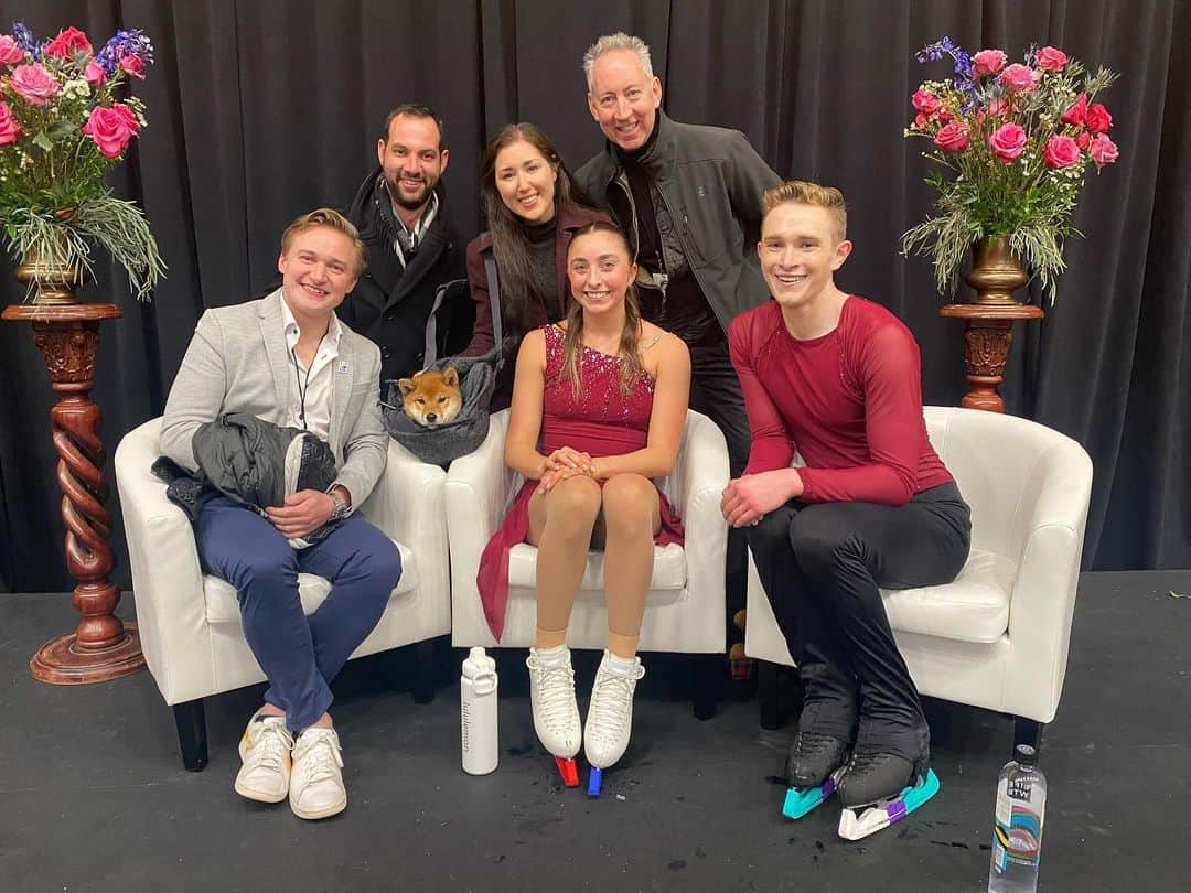 サイモン・シュナピアのインスタグラム：「I’m beyond thrilled and excited for these two to compete at nationals together! You’ve had a great year and what a way to end the season. So proud of you. Go team!  #proudcoach  #2023uschamps #toyotauschamps  #skatingclubofboston  #usfigureskating」