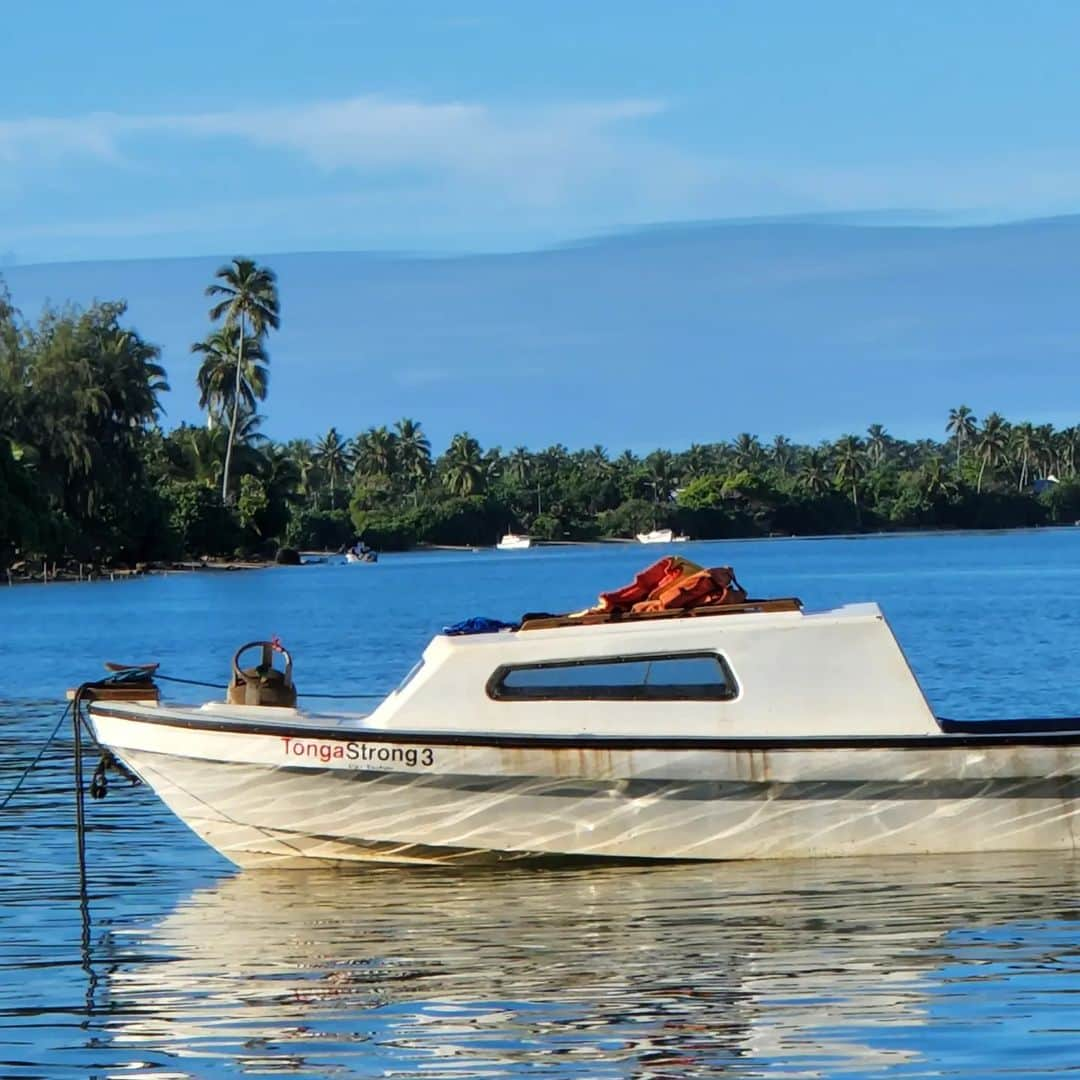 ピッタ・タウファトフアのインスタグラム：「A year on and the boats you all donated are still going strong. I woke up to this one here this morning. The fishermen had brought some fish and a load of passengers to the main islands. The boat will be loaded with supplies and head back out in the coming days.  They have  mentionined how well built and fast the boast are which has allowed them to get between the islands much quicker to go about their work and rebuilding. They have been able to ferry passengers across aswell. If you saw my last few posts ( facebook) you can see just how many people get onto the boats. Largely overloaded  but a testament to the need for people to get to the main islands as they return to normal.  I did sneak in some raw sashimi  for breakfast.👌🏽😏」