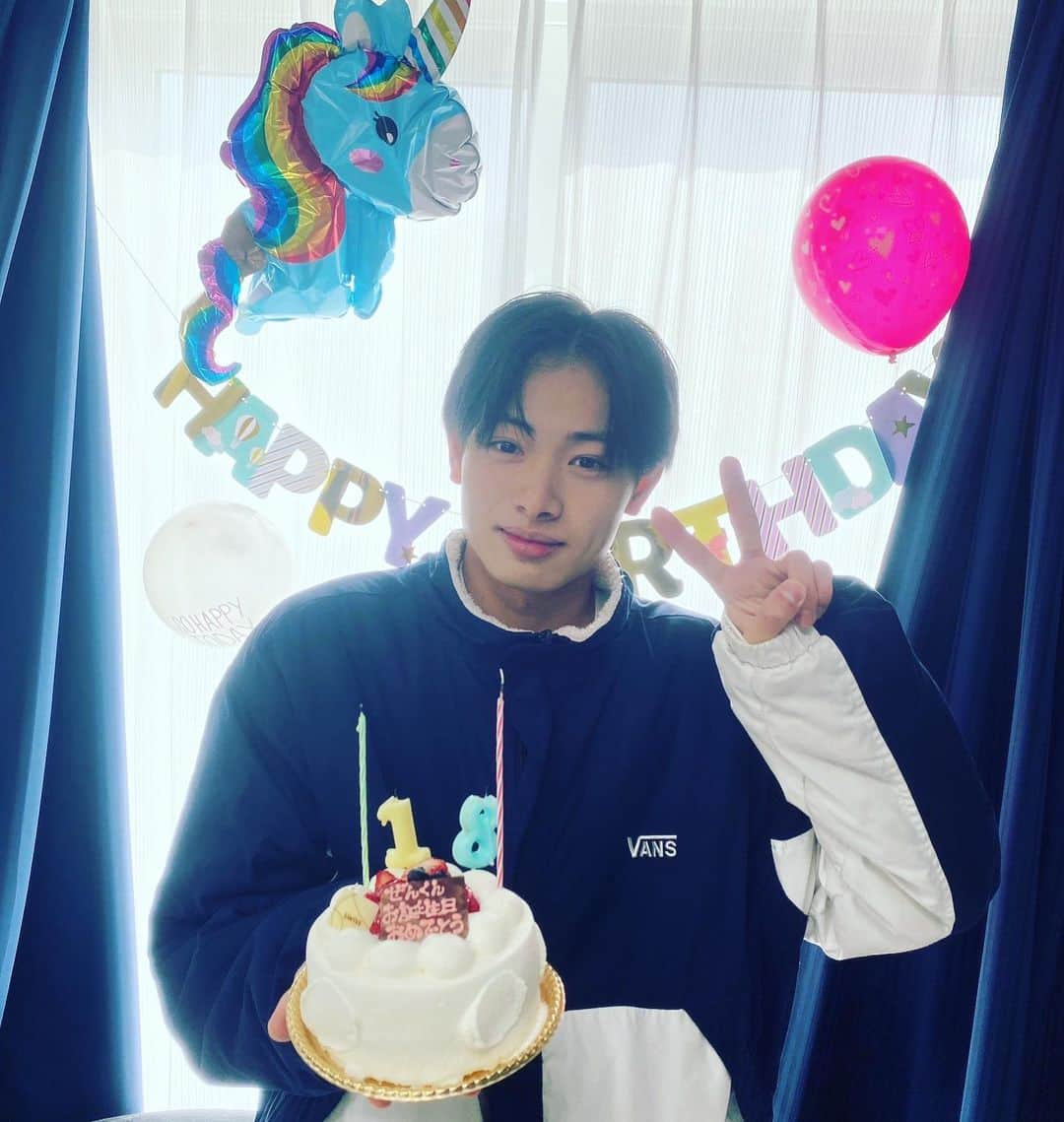 内田禅さんのインスタグラム写真 - (内田禅Instagram)「18歳になりました！！ケーキ美味かった〜！ 🎉🎂」1月24日 20時52分 - zen_753