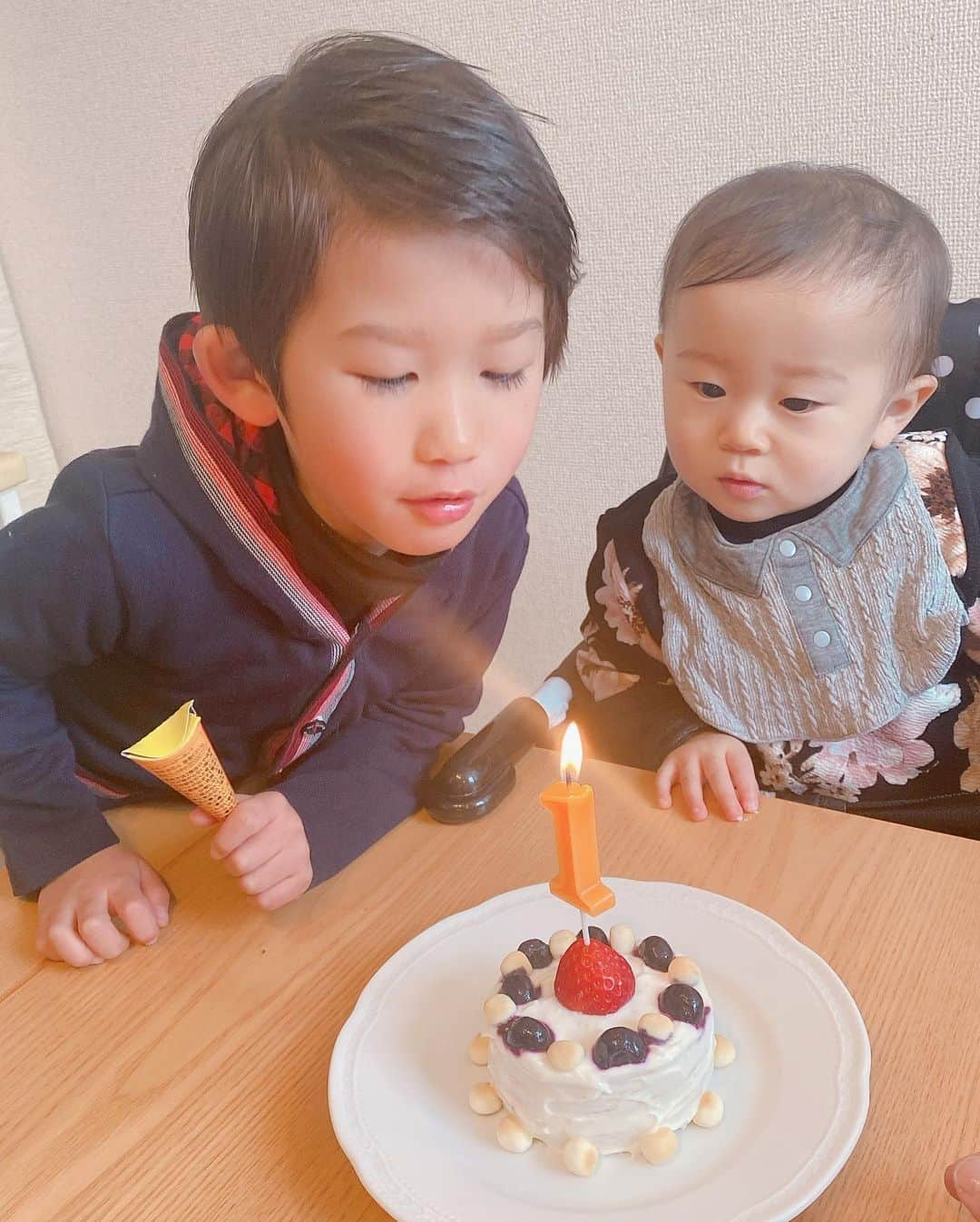 池田夢見のインスタグラム：「叶望【かのあ】1歳になりました☺️🫶わーい！！ お誕生日おめでとう🎊🎁 元気に一年育ってくれて ママは感謝です。 そしてお兄ちゃん一年生おめでとう大楽【たいら】✨  ほんまに一年でとてもお兄ちゃんになったね🥹  2人とも宝物です。 パパもいつもありがとうね😊  一歳の記念写真を撮りに久々に横浜へ😊❣️ 夜のイルミネーション綺麗でした🙌✨」