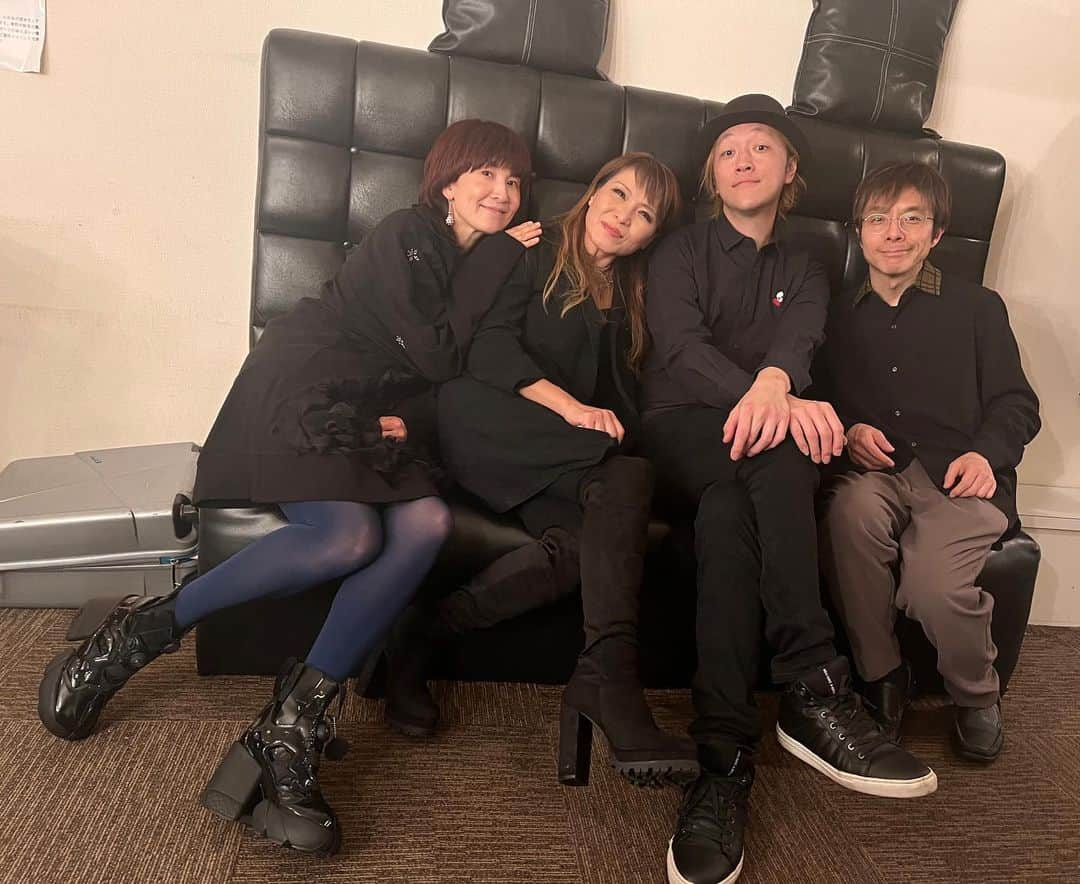 akkoのインスタグラム：「寒いですね〜❄️ みなさん、寒さにお気をつけ下さいね☺️ 昨夜は東京公演❣️ どうもありがとうございました💕 いろいろなことを感じたり考えたり、、 そんな久しぶりの、ビルボード公演となりました❣️ 明けない夜はない‼️ そんなことを願い祈りながら、 来て下さったことに感謝🥰 また会いましょうね😉💕 #akko #akkostagram #mll #acoakkolive」