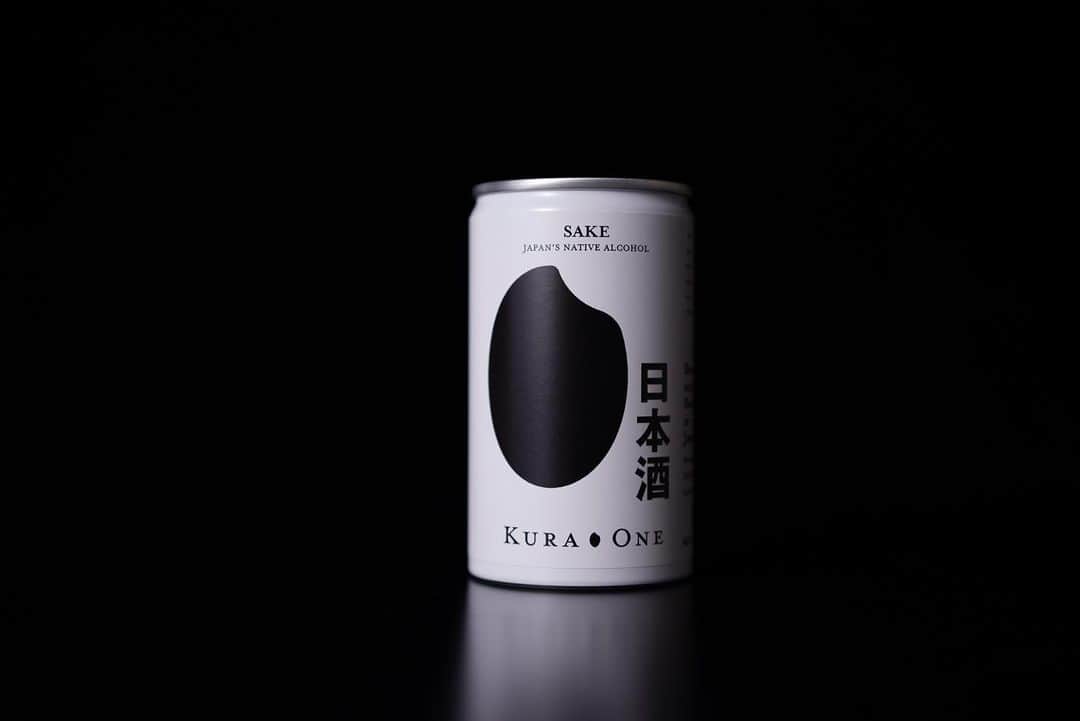 児玉アメリア彩さんのインスタグラム写真 - (児玉アメリア彩Instagram)「先日、アイディーテンジャパン株式会社が新たに発表した アルミ缶日本酒「KURA ONE」のプレス発表会にお邪魔してきました！ ⁡ ⁡ ⁡ 全国・全世界100地域以上に届くというサブスクリプションサービス。 1缶が180mlの1号缶、カップ酒のような形状ですが、 アルミ缶なので、軽量・エコ・且つ温度管理が簡単なのが最大のメリット。 ⁡ 素材の仕様上、すぐに冷えるので、 例えば飲食店さんでは、オーダー直前に冷やして、席にそのままサーブすることが可能なのが便利！ ⁡ ⁡ ⁡ 当日は缶入りのものと瓶のものと比較して試飲しました🥫 缶に入ったものは少し丸みが抑えられてキレが増したように感じましたが、 香りが移るということもなく、変わらず美味しくいただけました☺️ ⁡ 純米酒限定で、これからさまざまな蔵とコラボしていく予定とのこと。 これからの企画が楽しみです🙌🏻 ⁡ ⁡ ⁡ ⁡ ⁡ ⁡ #アルミ缶 #アルミ缶日本酒 #日本酒🍶 #kuraone #kuraonesake #南部美人 #金紋秋田 #千代むすび #臥龍梅 #千福 #露城壽 #勝山 #天吹 #幸姫 #百春 #春鹿 #米鶴 #七冠馬 #蔵王 #山吹 #一合缶 #ミス日本酒 #misssake」1月24日 21時08分 - aya_amelia_kodama