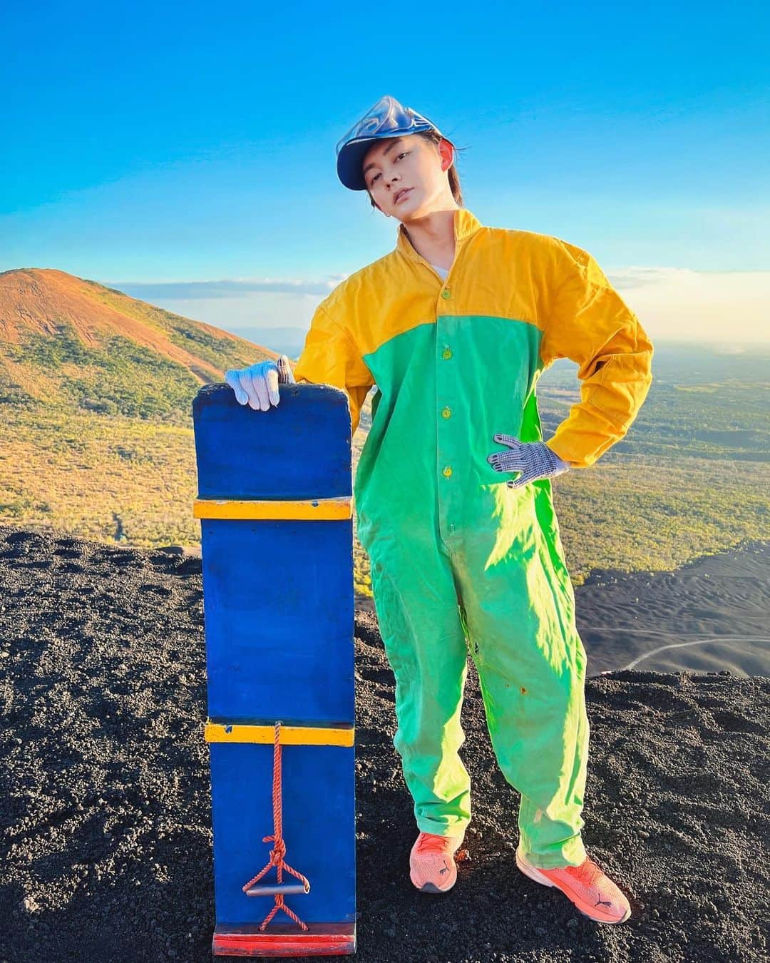 三崎優太さんのインスタグラム写真 - (三崎優太Instagram)「. ちょっくら火山に登って そのままボードで滑ってきた。 ⁡ 世界にはまだ見たことない景色がありすぎる。地球って凄いな。 ⁡ #ニカラグア #グアテマラ #ホンジュラス #火山ボード滑りの瞬間は2枚目」1月24日 21時00分 - yuta_misaki