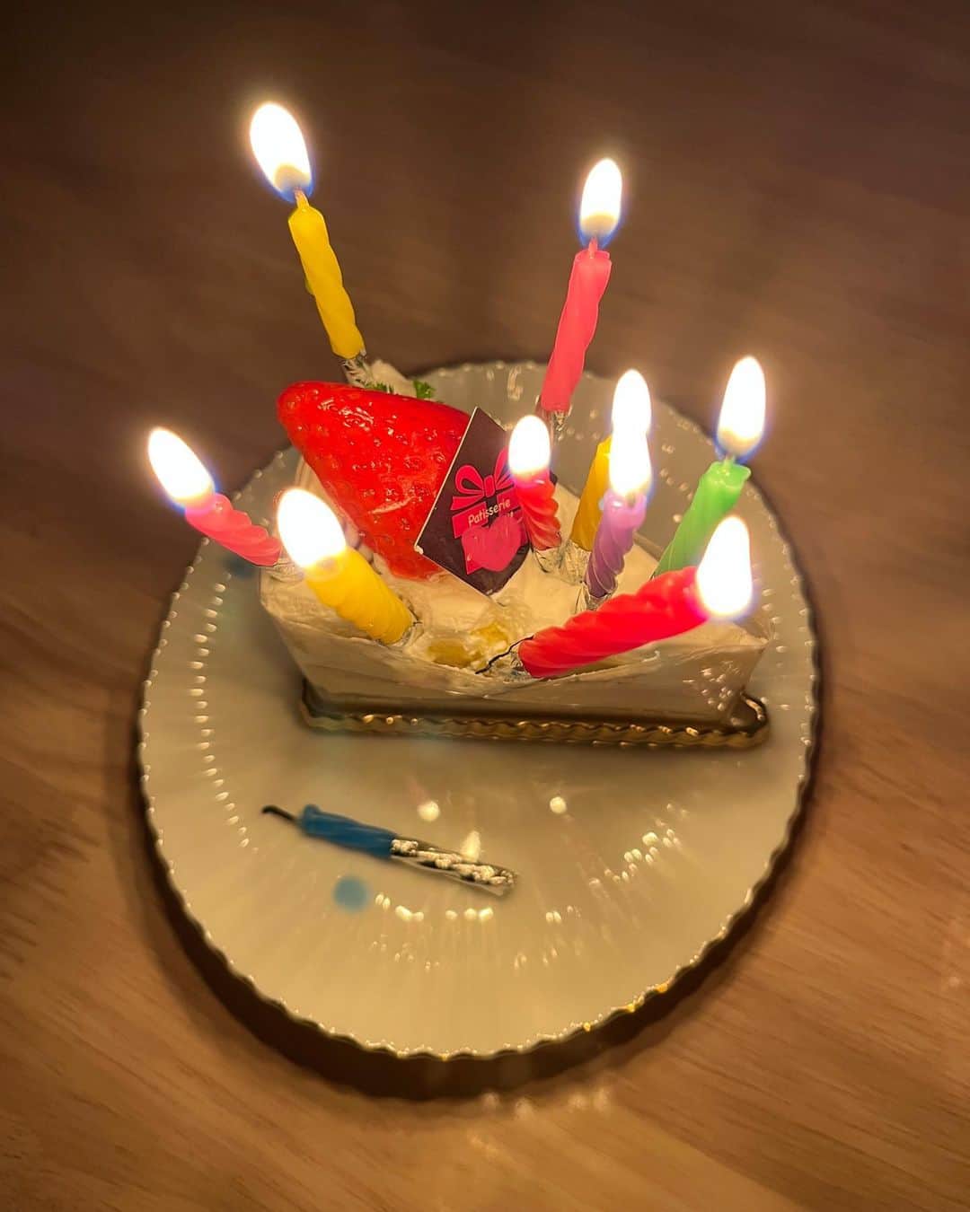 宮内知美さんのインスタグラム写真 - (宮内知美Instagram)「本日 子供の中で 28歳の誕生日を迎えました😂  去年が27歳だったから、そりゃそーか笑  #本当の誕生日を言うと息子が怒りだす 笑  今年は 同じ時間に食べれなそーだったので それぞれのケーキになり  ギュウギュウのろうそくを立ててくれました😂  可愛いピンクのガーベラと 大きな声での バースデーソング、 ギューッとチュウのプレゼントもありました🥰  ありがとう❤️  そして お母さん、産んでくれてありがとう おばあちゃんにも お母さんを産んでくれてありがとう って 伝えてくれました✨✨✨  子育てって わからないことだらけで 正直、投げ出したいときもあるけれど こんな風に 伝えられる息子に 支えられて頑張ってますわ。  #頑張るお母さん #年女 #みんなみんなありがとう #バニーガールコスプレは出来なかった　😂 #勉強しながらお祝いもしてもらい感謝 #1月24日生まれ  頼んでないのに #息子が洗い物してくれてる #5歳男児 #家事が好き  洗い物しながら キレイにお箸使ってくれて ありがとう〜 とか、言ってる　笑笑 なんで？　笑笑  #お母さんにしてくれてありがとう」1月24日 21時27分 - tomomi_miyauchi