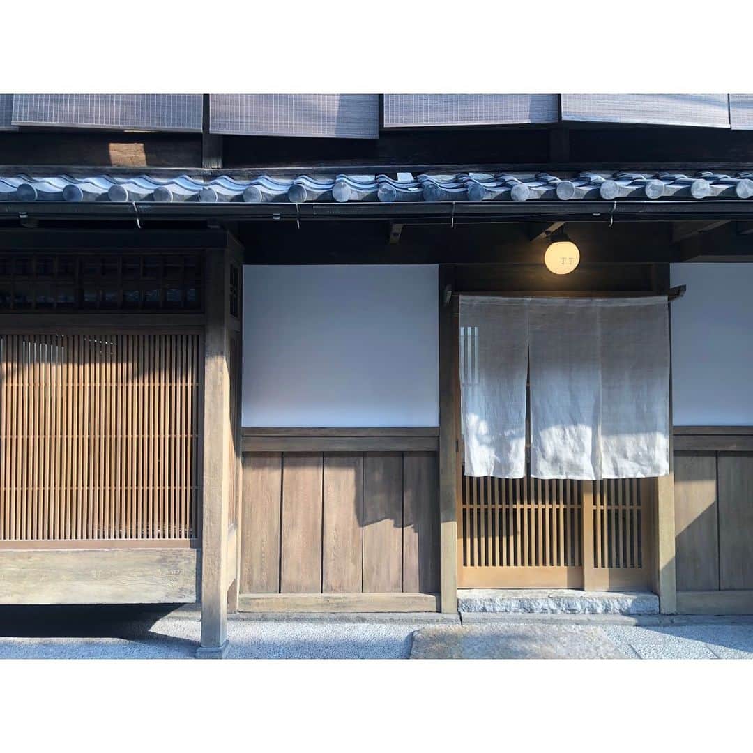_mar_.imのインスタグラム：「花見小路の裏にある タイガ タカハシさんの「T.T」。 .  枯山水をイメージした坪庭や水石が 京都らしさがあってすてきでした。 .  次は2階の茶室でペアリングをしてみたいなー☕︎ . #taigatakahashi  #京都#京都観光#祇園  #kyoto#kyotojapan」