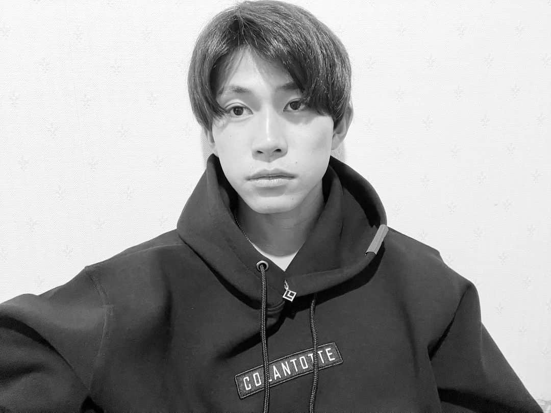 飯田貴之のインスタグラム：「. 25th Anniversary パーカー 頂きました コラントッテ25周年おめでとうございます  現在マラソン合宿中です 良い練習が積めています  #コラントッテ #風呂上がりで顔赤いのでモノクロで #自撮りのコツ教えて誰か」