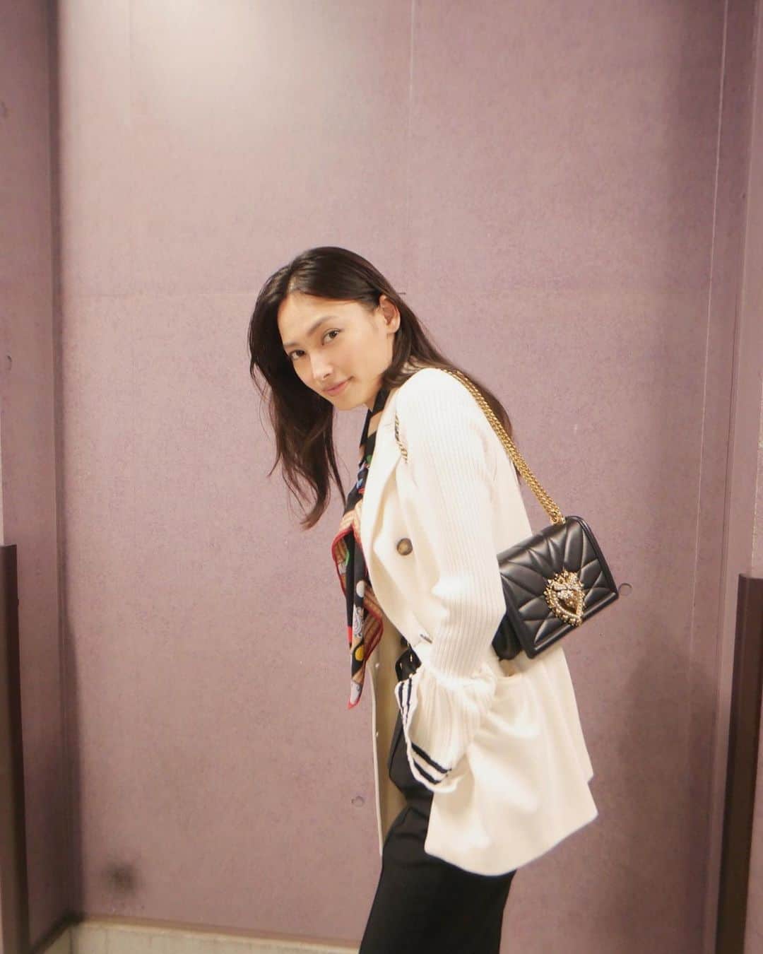 大政絢のインスタグラム：「#今日の絢服  モノトーンが結局落ち着く🖤 #nave  のコートは色んな着方が出来るのでその日のファッションに合わせて🖤」