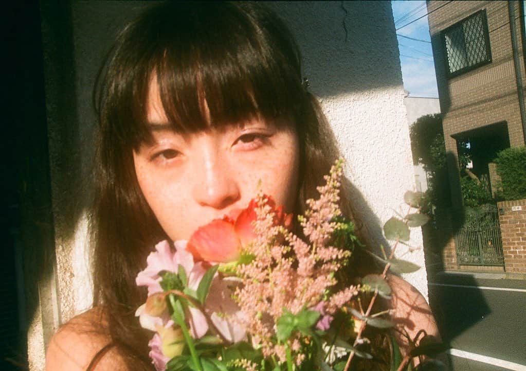 モトーラ世理奈のインスタグラム：「CHANEL 2023春夏　オートクチュール　コレクション 今夜22時〜 公式サイトで公開されます💐  くるみちゃんと一緒に📸　@kurumixo_   #CHANELHauteCouture #Le19M」