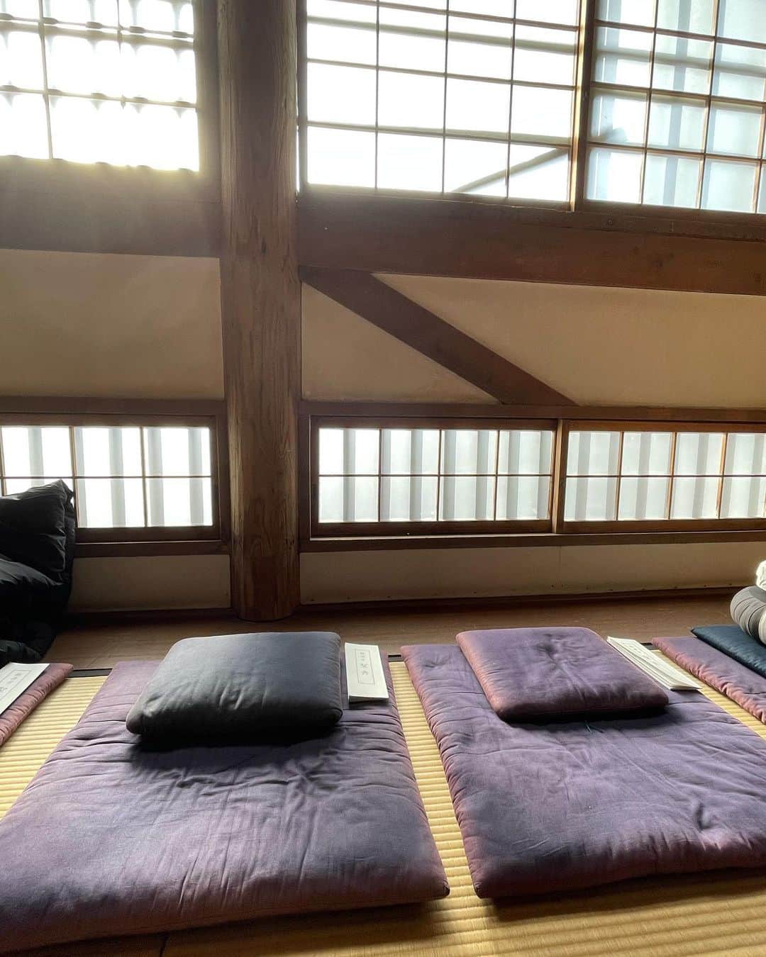 小橋めぐみのインスタグラム：「先日、北鎌倉にある円覚寺の 坐禅会に参加しました。  合間に説明を聞きながら、 坐禅15分✖︎3回、最後に読経。 （背中を叩かれない方です）  叩かれる方だったら何度も叩かれてたんじゃないか？と思うほど、最初はなかなか集中できなかったのですが。 （半眼がむつかしい） だんだんと、 「私の心は外に向きっぱなしだったなぁ」と自覚することができて、 そこから少し、気持ちが落ち着きました。  無になる境地にはまだまだ修行が足りませんが、時々こういう時間を持っていきたいなぁと。  坐禅が終わり、外に出たら、 白梅の白が眩しくて。 春隣りの夕方が、とても心地よかったです。  と書いていて、今宵は大寒波。 みなさまどうぞ、あたたかくして。 お気をつけて。  #坐禅 #円覚寺」
