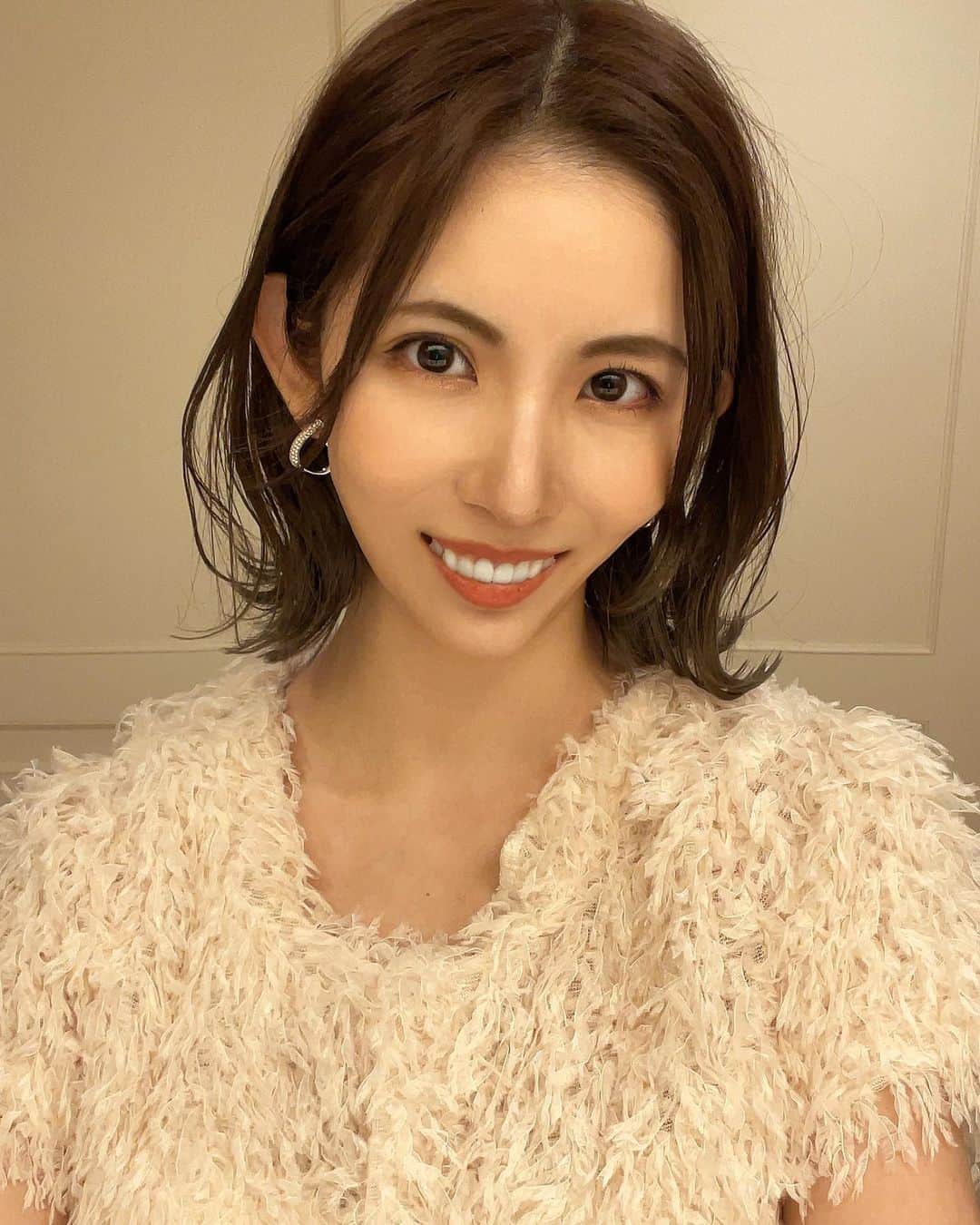 菊池瑠々のインスタグラム：「Apple Watchの存在感ww この日のヘアメイクすごく好きだった〜💓  #giannaanother  #4人のママ#4人育児#4児ママ #家族 #男の子ママ#女の子ママ #2歳#4歳#6歳#姉妹ママ　 #年の差夫婦#26歳差夫婦 #ママ#ママモデル#年の差婚 #japanesegirl#family#mama#照片」
