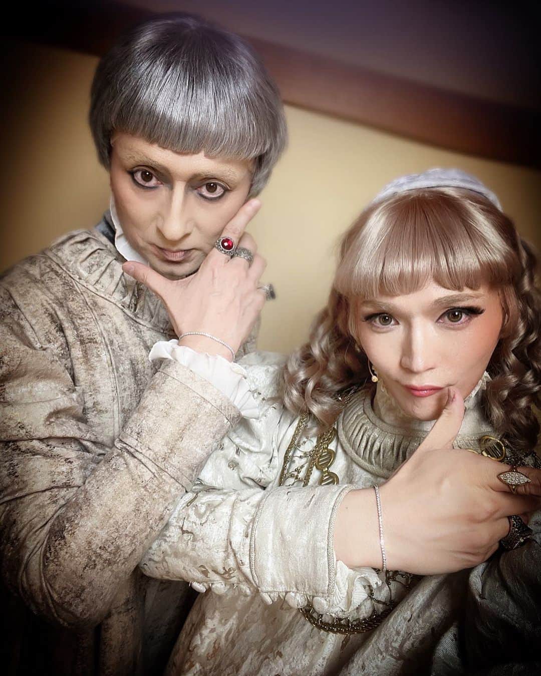 のインスタグラム：「本日もありがとうございました😊❤️✨ 実はウェンディーズ結成祝いに岡さんとお揃いのブレスレットお迎えしました✨✨ 何より大好きな岡さんとお揃い出来たこと が嬉しいです😂❤️✨岡さんの波動はレベチです‼️‼️‼️✨尊敬できる大先輩であり沢山遊んでくださる優しいウエンディーズブラザー‼️✨✨✨✨😂いつもありがとうございます✨✨‼️🤲🤲🤲🤲🤲🤲🤲🤲🤲🤲🤲🤲 ふぉおおおおお‼️ 明日もマチネおまちしております！！ #insta」